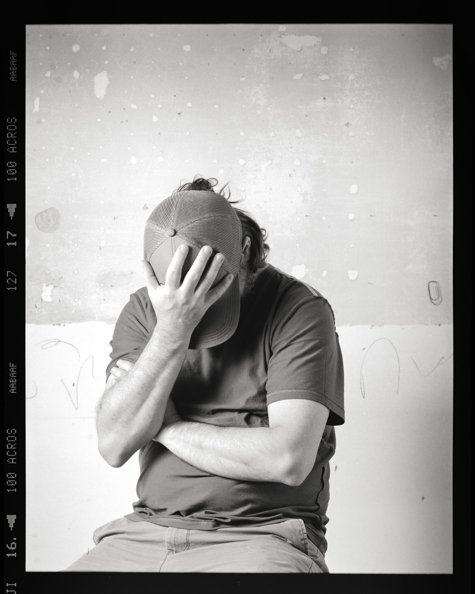 Marcelo Curia. Retratos 6x7. Retrato realizado no atelier de Maria Lucia Cattani / Nick Rands em Porto Alegre, RS. Novembro, Dezembro 2020. Camera Toyo 45CF. Back Wista 6x7cm. Filme Acros 100 (ei50) vencido em 11/2007. Lente Nikon Nikkor 180mm. 1/250 f16. Luz de estudio: 5 cabecas variadas, com difusor e rebatedores. Revelacao: Rodinal 1+50, 20,5C, 13,5 minutos. Eduardo Aigner, 2020.