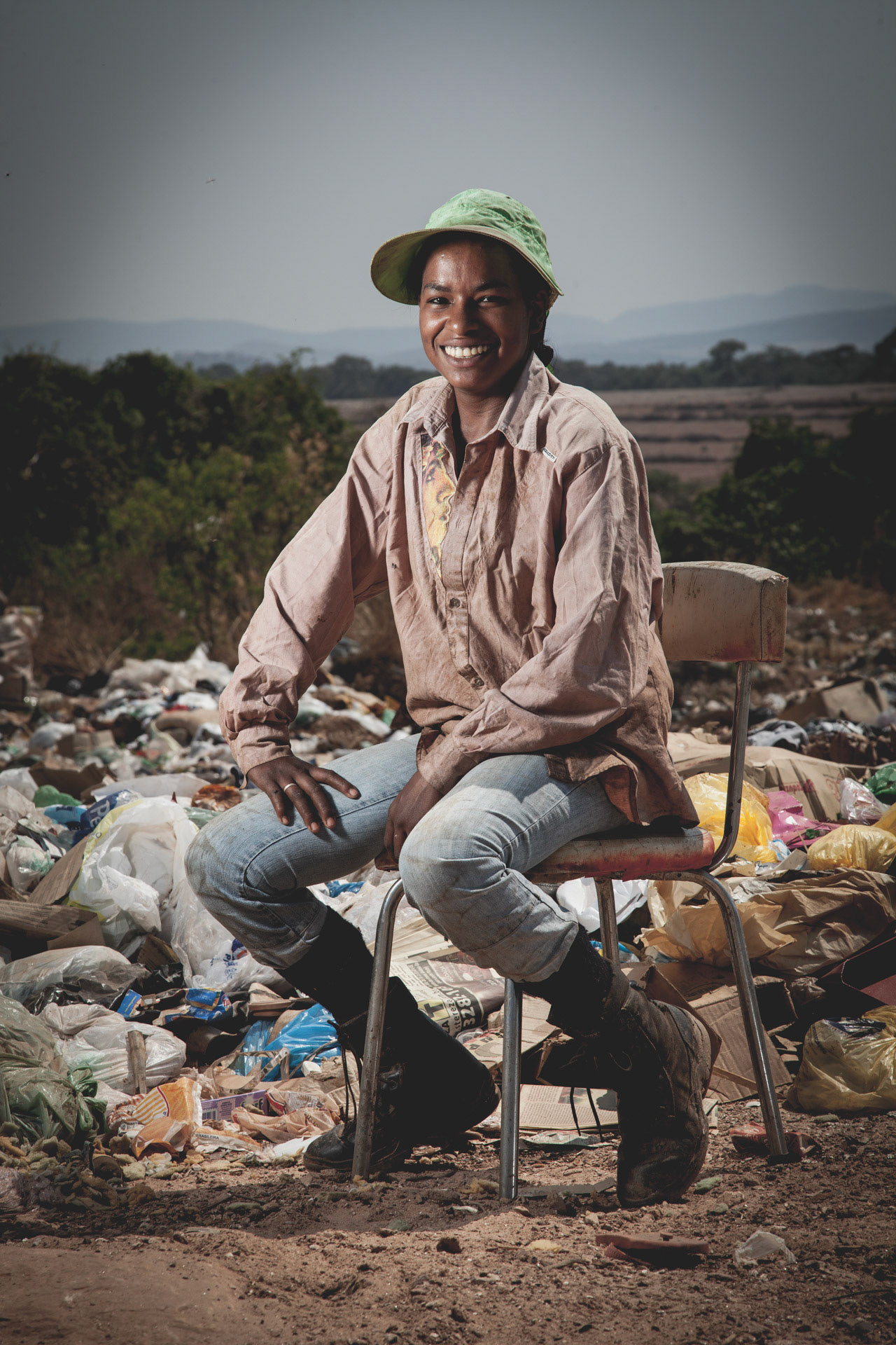 WWF-Brasil / Renata Rocha da Abadia no lixao (aterro controlado) de Pirenopolis, Goias. Plano de Coleta Seletiva, Consumo Consciente e Reciclagem de Pirenopolis, GO.Selective Waste Collection Plan, Conscious Consumption and Recycling of Pirenopolis, GO. Foto: Eduardo Aigner/WWF-Brasil