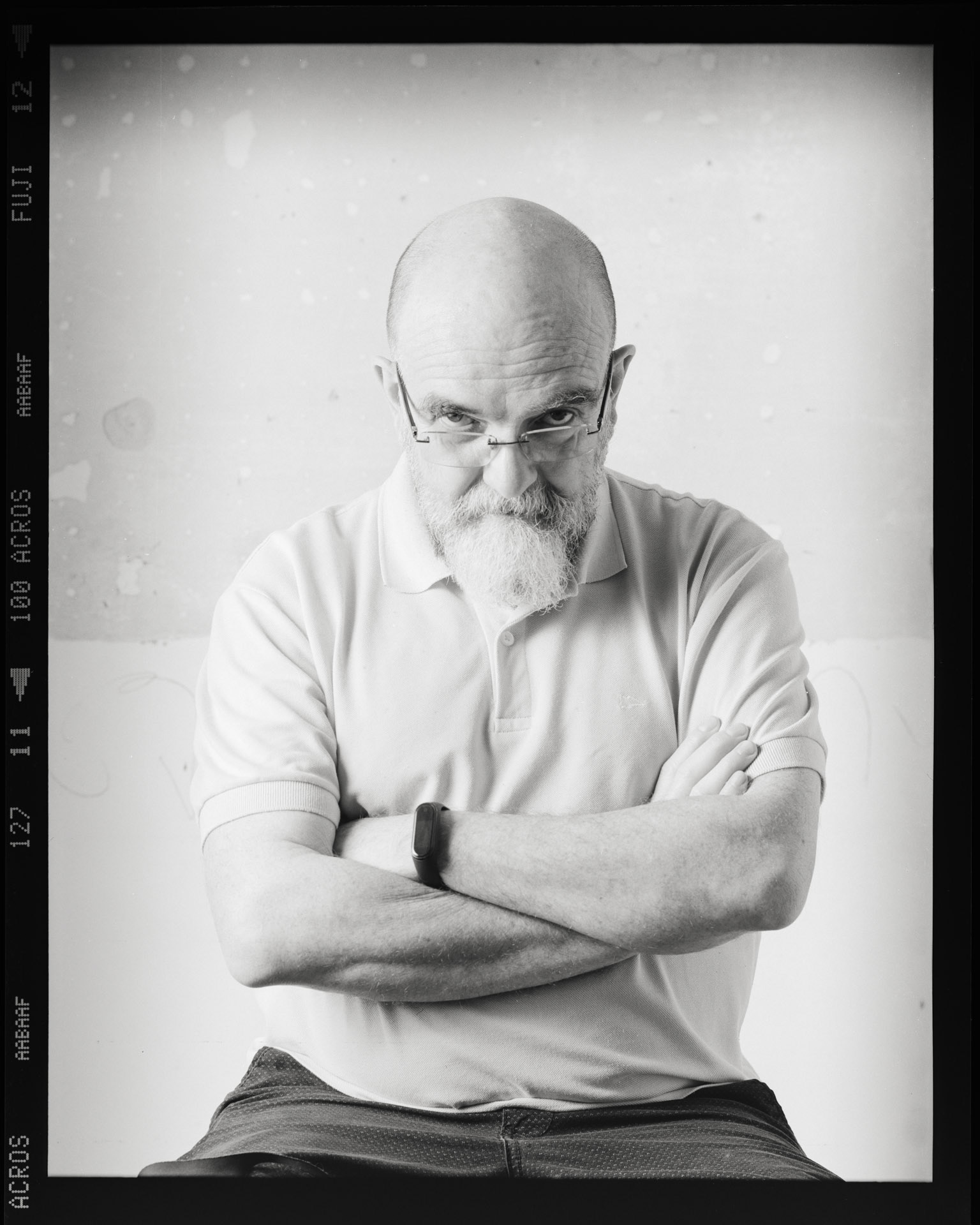 Frantz Soares. Retratos 6x7. Retrato realizado no atelier de Maria Lucia Cattani / Nick Rands em Porto Alegre, RS. Novembro, Dezembro 2020. Camera Toyo 45CF. Back Wista 6x7cm. Filme Acros 100 (ei50) vencido em 11/2007. Lente Nikon Nikkor 180mm. 1/250 f16. Luz de estudio: 5 cabecas variadas, com difusor e rebatedores. Revelacao: Rodinal 1+50, 20,5C, 13,5 minutos. Eduardo Aigner, 2020.