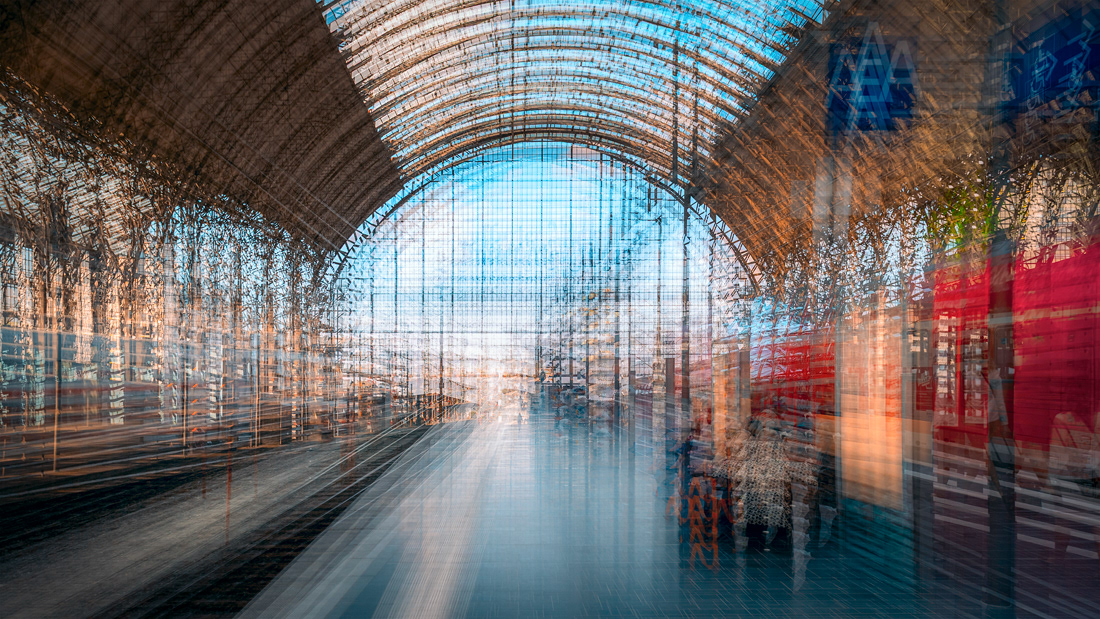 Abstrakte Fotokunst und experimentelle Fotografie Nicole Holz | Aktuell: Hauptbahnhof Frankfurt am Main - Vision, Fiktion, Imagination. Eine zeitgenössische fotografische Interpretation urbaner Landschaften als erzählerische Konzeptkunst. Der historische Kopfbahnhof von 1888 Frankfurt am Main ist nach dem Hamburger Hauptbahnhof der am zweitstärksten frequentierte Fernbahnhof mit Tiefebene in Deutschland.  Das Frankfurter Bahnhofsviertel ist bekannt für seine intensive Mischung aus Internationalität, Gründerzeitarchitektur, dem Rotlichtmilieu und gleichzeitig seiner Nähe zu Finanzzentrum und Messe, was zu einer einzigartigen Atmosphäre führt - ein Ort der Kontraste.