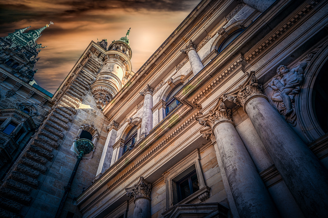 NICOLE HOLZ FOTOGRAFIE | Architektur und Stadtfotografie | Rathaus Hamburg. Sitz der Hamburgischen Bürgerschaft und des Senats der Freien und Hansestadt Hamburg. Das architektonisch prachtvolle Gebäude an der Kleinen Alster wurde von 1886 bis 1897 im historistischen Stil der norddeutschen Neorenaissance errichtet. Der Turm hat eine Höhe von 112 Metern und ist neben den Türmen der Hamburger Hauptkirchen eine bedeutende Landmarke im Hamburger Stadtbild.