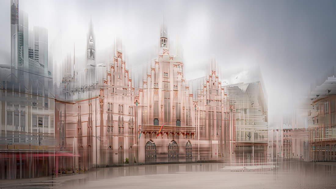 Abstrakte Fotokunst und experimentelle Fotografie Nicole Holz | Aktuell: Frankfurt am Main - Vision, Fiktion, Imagination. Eine zeitgenössische fotografische Interpretation urbaner Landschaften als erzählerische Konzeptkunst. Hier: der Frankfurter Römer, zentral gelegen nahe der historischen Paulskirche und dem Mainufer am Römerberg.