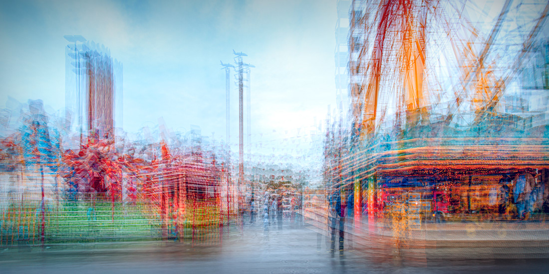 Abstrakte Fotokunst und experimentelle Fotografie Nicole Holz | Aktuell: Dippemess Frankfurt am Main - Vision, Fiktion, Imagination. Eine zeitgenössische fotografische Interpretation urbaner Landschaften als erzählerische Konzeptkunst. Die Dippemess ist Frankfurts ältestes und größtes Volksfest, das traditionell zweimal jährlich auf dem Festplatz am Ratsweg stattfindet und eine Mischung aus modernen Fahrgeschäften, traditionellen Marktständen und Gastronomie bietet mit Wurzeln, die bis ins Mittelalter als Topfmarkt zurückreichen. Ursprünglich ein Markt für Keramik („Dippe") und Haushaltswaren aller Art, entwickelte sich daraus das heutige Volksfest.