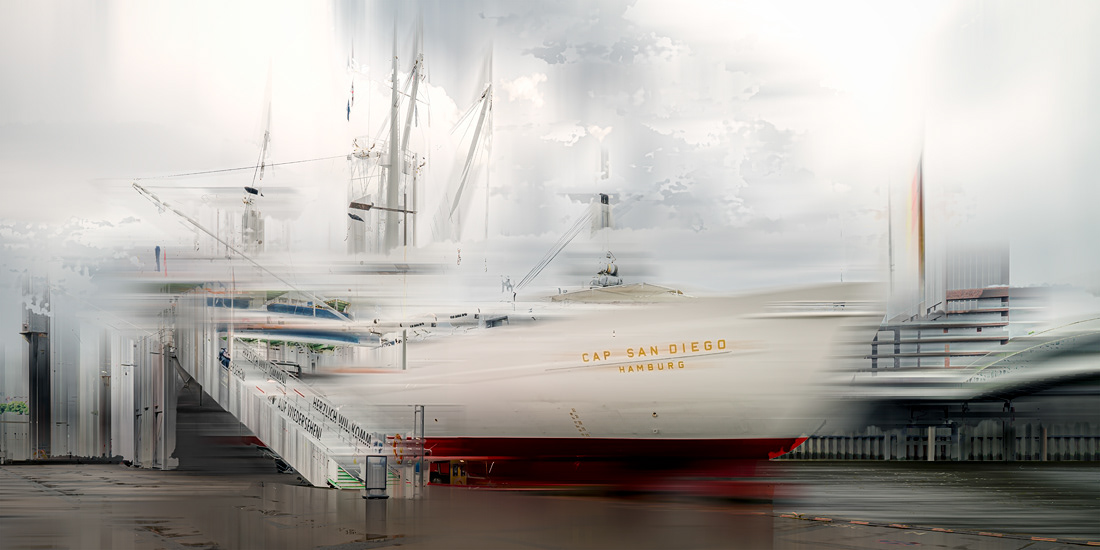 Fotografie und Fotokunst Nicole Holz - Hamburg abstrakt: Frachter Cap San Diego als schwimmendes Denkmal der Hansestadt an der Überseebrücke im Hamburger Hafen.