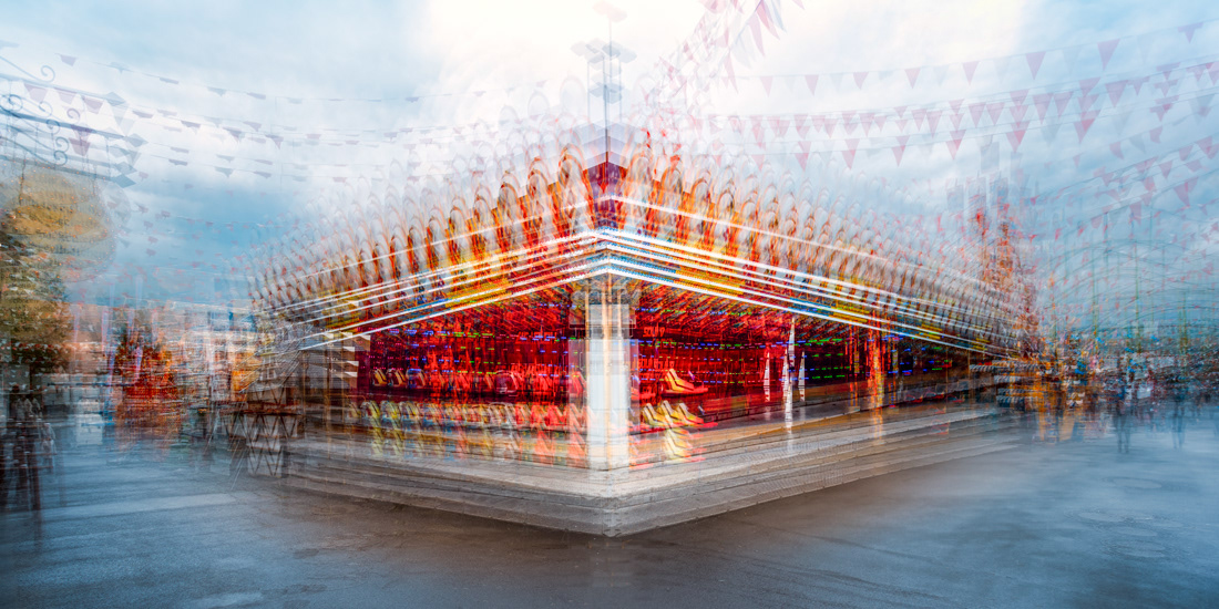 Abstrakte Fotokunst und experimentelle Fotografie Nicole Holz | Aktuell: Autoscooter Dippemess Frankfurt am Main - Vision, Fiktion, Imagination. Eine zeitgenössische fotografische Interpretation urbaner Landschaften als erzählerische Konzeptkunst. Die Dippemess ist Frankfurts ältestes und größtes Volksfest, das traditionell zweimal jährlich auf dem Festplatz am Ratsweg stattfindet und eine Mischung aus modernen Fahrgeschäften, traditionellen Marktständen und Gastronomie bietet mit Wurzeln, die bis ins Mittelalter als Topfmarkt zurückreichen. Ursprünglich ein Markt für Keramik („Dippe") und Haushaltswaren aller Art, entwickelte sich daraus das heutige Volksfest.