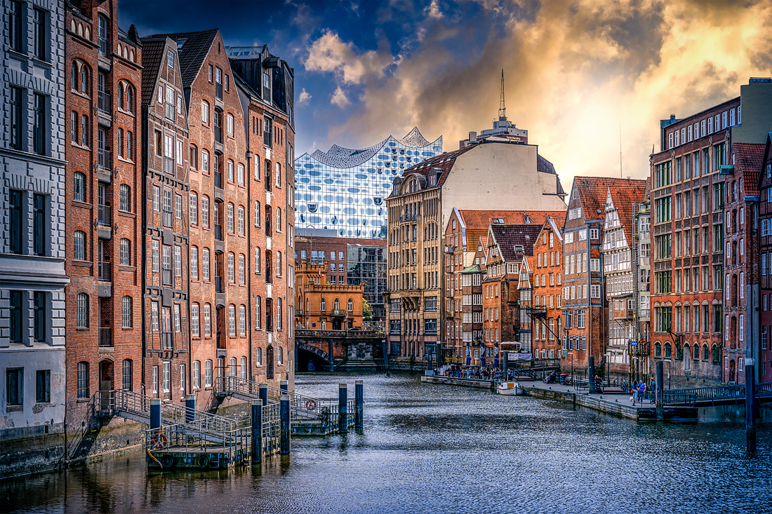 NICOLE HOLZ FOTOGRAFIE | Architektur und Stadtfotografie | Hamburg Nikolaiviertel mit Blick auf die Elbphilharmonie. Das Nikolai-Quartier bildet das historische Herz in der Altstadt der Kaufmannsstadt Hamburg- das Nikolaifleet war früher der Hauptmündungsarm der Alster in die Elbe und Haupthafen von Hamburg.