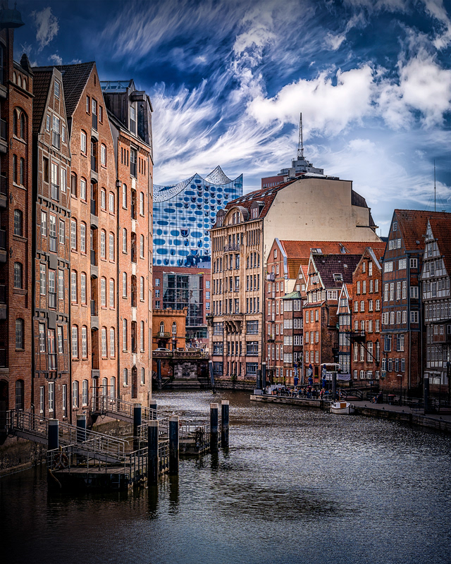 NICOLE HOLZ FOTOGRAFIE | Architektur und Stadtfotografie | Hamburg Nikolaiviertel mit Blick auf die Elbphilharmonie.