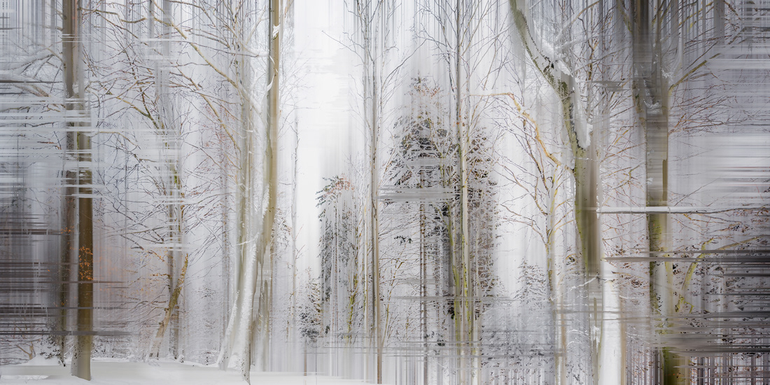 Abstrakte Fotokunst und experimentelle Fotografie Nicole Holz | Aktuell: WONDERLAND - Vision, Fiktion, Imagination. Eine zeitgenössische fotografische Interpretation surrealer Landschaften als erzählerische Konzeptkunst. Durchbrochene Kompositionen, die Verfremdung mit bewegten Sequenzen kombinieren. Überwindung von Grenzen bis zu deren Auflösung. Farben und Formen, Linien und Inhalte in fragmentarischen Ausschnitten, der Raum selbst bleibt in seinem Wesen und seinen Dimensionen erhalten - eine surreale Andersartigkeit jenseits unserer prosaisch-methodischen Wahrnehmung macht das essentiell Offensichtliche wie schemenhaft Verborgene einer ruralen Szene sichtbar.