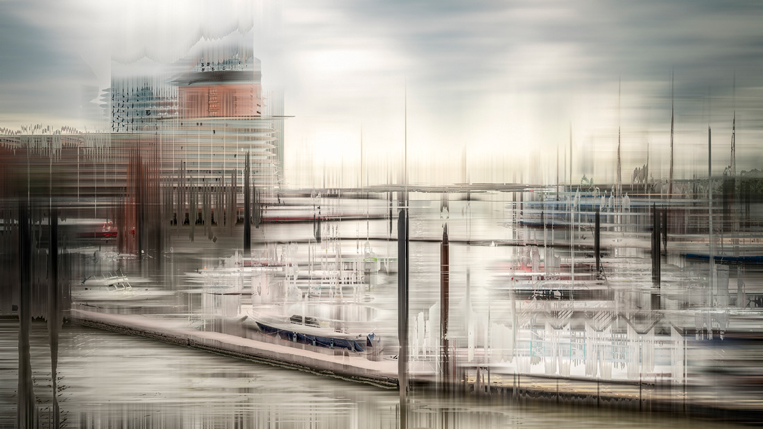Fotografie und Fotokunst Nicole Holz - Hamburg abstrakt: der Hamburger Sportboothafen nahe den Landungsbrücken und direkt an der Elbpromenade gelegen, im Hintergrund das neue Wahrzeichen der Stadt: der Elbphilharmonie.