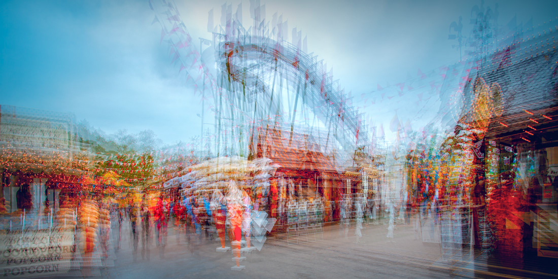 Abstrakte Fotokunst und experimentelle Fotografie Nicole Holz | Aktuell: Achterbahn Dippemess Frankfurt am Main - Vision, Fiktion, Imagination. Eine zeitgenössische fotografische Interpretation urbaner Landschaften als erzählerische Konzeptkunst. Die Dippemess ist Frankfurts ältestes und größtes Volksfest, das traditionell zweimal jährlich auf dem Festplatz am Ratsweg stattfindet und eine Mischung aus modernen Fahrgeschäften, traditionellen Marktständen und Gastronomie bietet mit Wurzeln, die bis ins Mittelalter als Topfmarkt zurückreichen. Ursprünglich ein Markt für Keramik („Dippe") und Haushaltswaren aller Art, entwickelte sich daraus das heutige Volksfest.