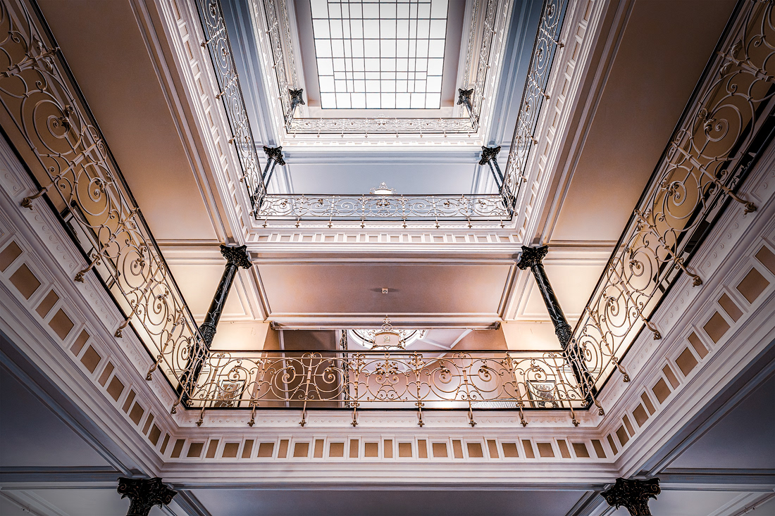 NICOLE HOLZ FOTOGRAFIE | Architektur | Hamburg: Galerie im Treppenhaus des Laeiszhof.