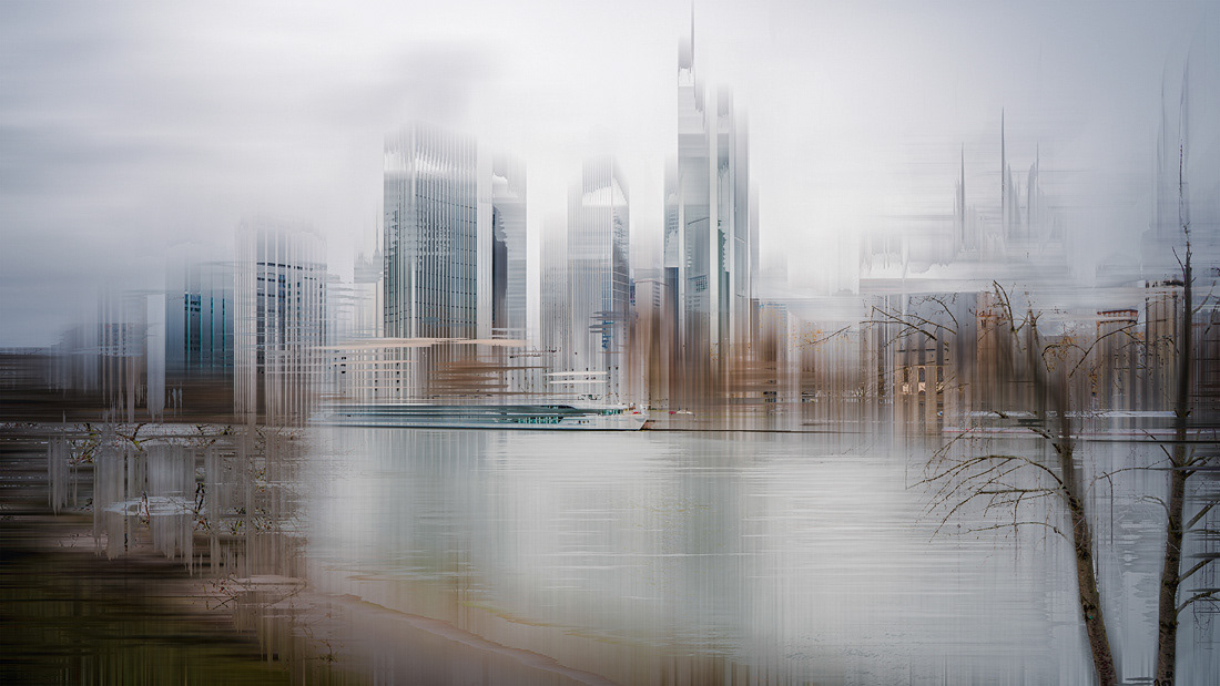 Abstrakte Fotokunst und experimentelle Fotografie Nicole Holz | Aktuell: Frankfurt am Main - Vision, Fiktion, Imagination. Eine zeitgenössische fotografische Interpretation urbaner Landschaften als erzählerische Konzeptkunst. Hier der Blick vom Sachsenhäuser Ufer auf die Skyline der Stadt.