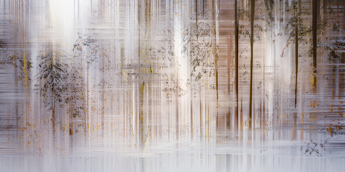 Abstrakte Fotokunst und experimentelle Fotografie Nicole Holz | Aktuell: WONDERLAND - Vision, Fiktion, Imagination. Eine zeitgenössische fotografische Interpretation surrealer Landschaften als erzählerische Konzeptkunst. Durchbrochene Kompositionen, die Verfremdung mit bewegten Sequenzen kombinieren. Überwindung von Grenzen bis zu deren Auflösung. Farben und Formen, Linien und Inhalte in fragmentarischen Ausschnitten, der Raum selbst bleibt in seinem Wesen und seinen Dimensionen erhalten - eine surreale Andersartigkeit jenseits unserer prosaisch-methodischen Wahrnehmung macht das essentiell Offensichtliche wie schemenhaft Verborgene einer ruralen Szene sichtbar.