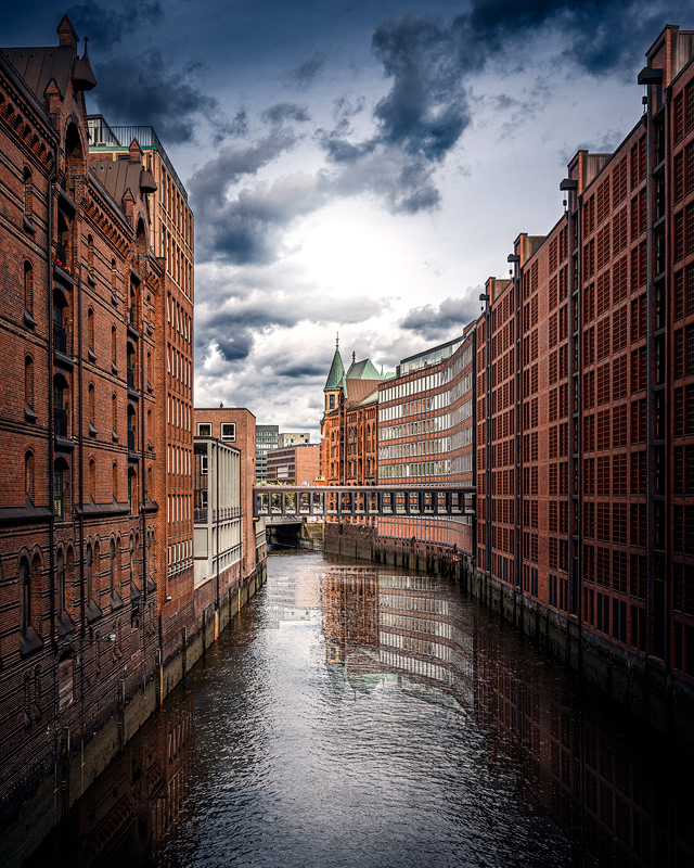 NICOLE HOLZ FOTOGRAFIE | Architektur und Stadtfotografie | Speicherstadt Hamburg, weltgrößter historischer Lagerhauskomplex, gelegen im Hamburger Hafen. Sie umfasst das Gebiet zwischen Baumwall und Oberhafen.  Seit Juli 2015 ist die Speicherstadt zusammen mit dem Kontorhausviertel inklusive Chilehaus Deutschlands 40. UNESCO-Weltkulturerbe. 