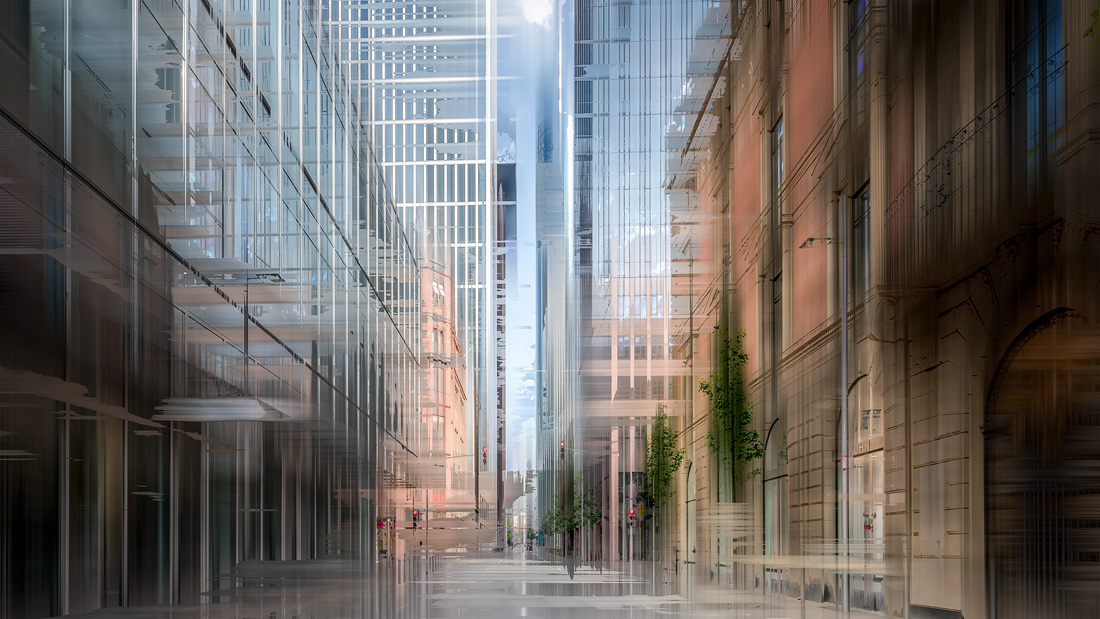 NICOLE HOLZ FOTOGRAFIE: Von der Fotografie zur Abstraktion - Frankfurt am Main | Skyline als urbane Landschaft zeitgenössisch interpretiert. Die Stadt am Main abstrakt übersetzt: der Geburtsort Goethes gilt mit Skyline, Alte Oper, Kaiserdom mit Römer, restaurierter Altstadt, Stadthafen und Sitz der Europäischen Zentralbank (EZB) als bedeutende Metropole Deutschlands. Hier im Bankenviertel zwischen den Schluchten der Hochhäuser Richtung Maintower.