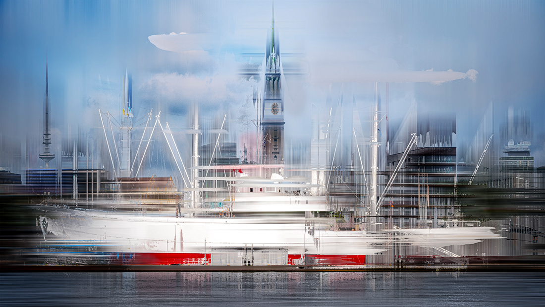 Fotografie und Fotokunst Nicole Holz - Hamburg abstrakt: Frachter Cap San Diego als schwimmendes Denkmal der Hansestadt an der Überseebrücke im Hamburger Hafen, im Hintergrund das Wahrzeichen der Stadt: der Hamburger Michel.