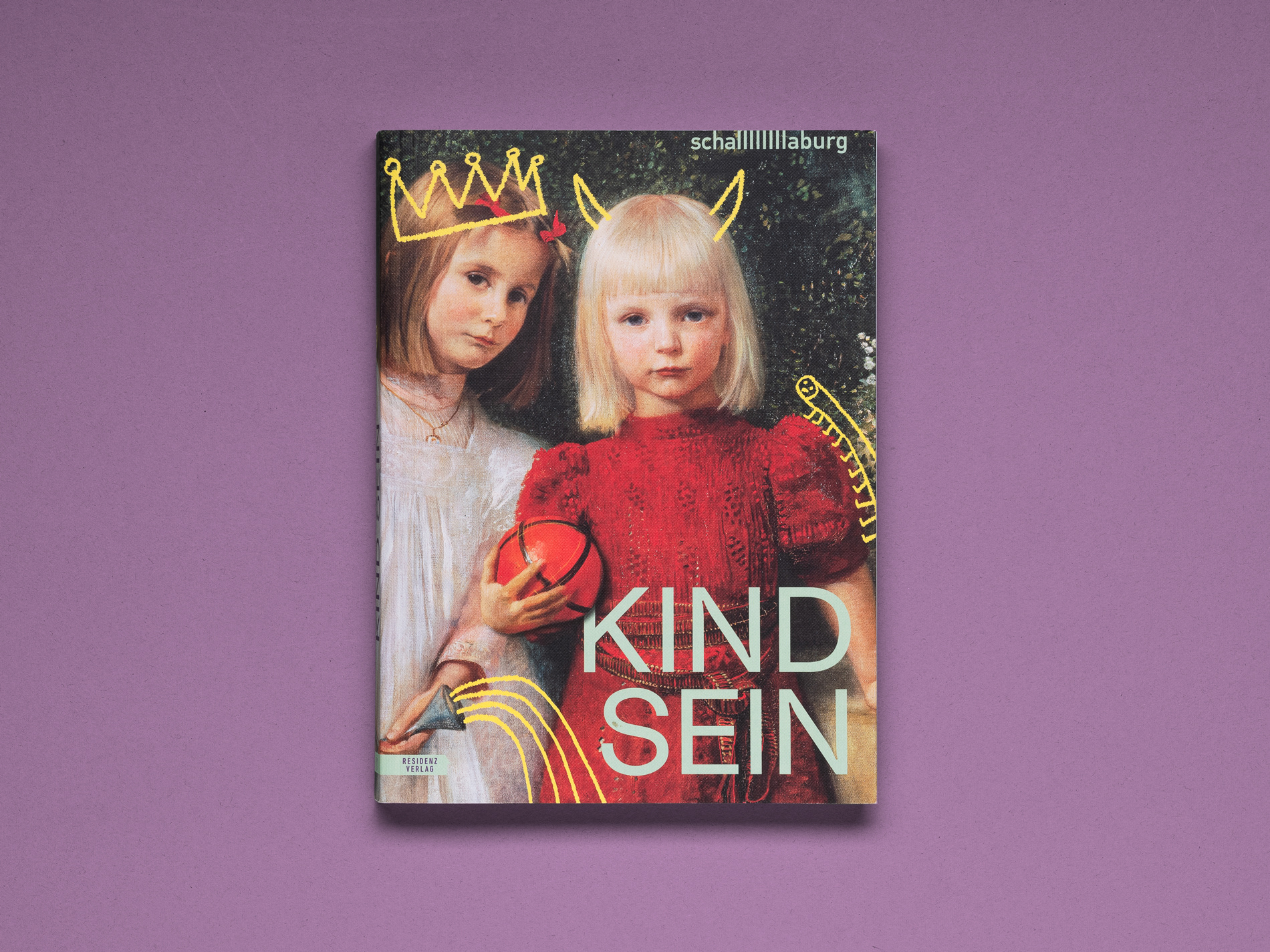 Was heißt es eigentlich, Kind zu sein? Keine einfache Frage. Schon allein die Vorstellungen davon, wie Kinder sind und wie sie sein sollen, ändern sich ständig, die allgemeinen Lebensumstände sowieso. Vor allem aber ist das Kindsein eine zutiefst individuelle Angelegenheit. In zwölf Kapiteln versteht sich das reich illustrierte Begleitbuch zur Ausstellung als Würdigung eines Themas, das uns alle betrifft. Von Exponaten inspirierte Kurzgeschichten, kulturgeschichtliche Essays und Interviews mit Kindern zeichnen ein vielfältiges Bild vom Kindsein heute und damals und fordern dazu auf, die Welt wieder einmal ein wenig mehr mit den Augen eines Kindes zu sehen.