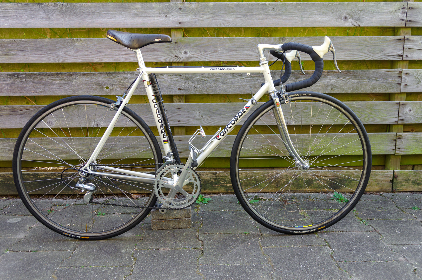 Concorde Aquila. Ciöcc frame, Shimano 600 Ultegra (tri-color) groep.