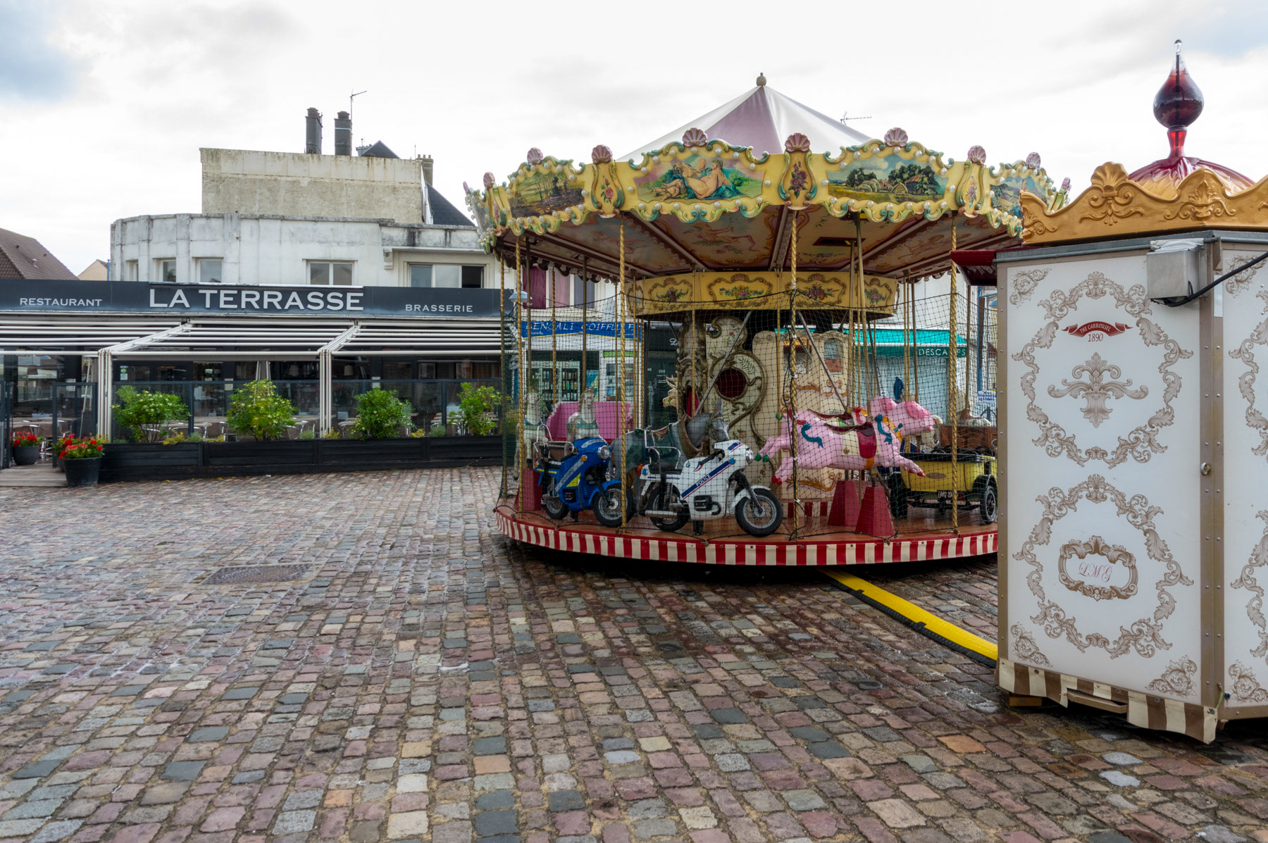 Draaimolen en terras zijn leeg in Hardelot-Plage