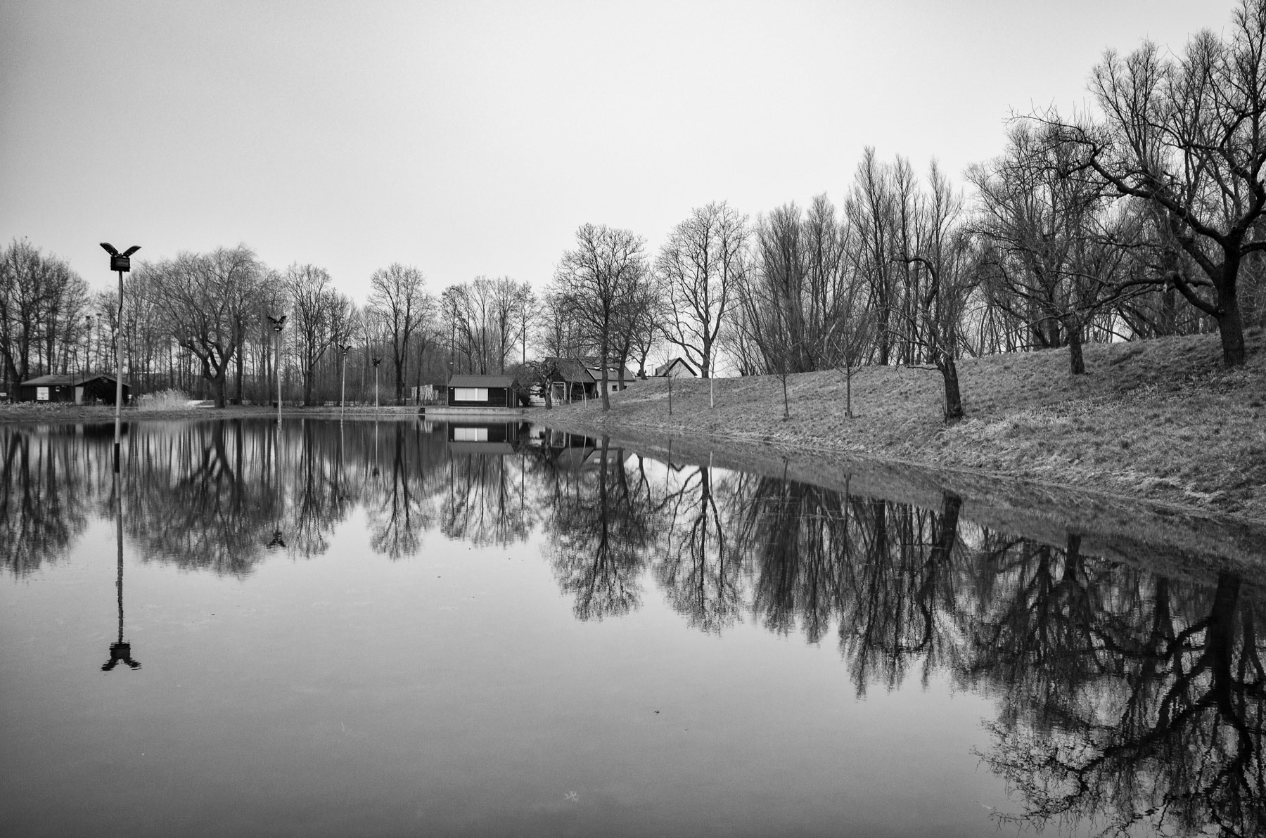 IJsbaan met de Lingedijk rechts