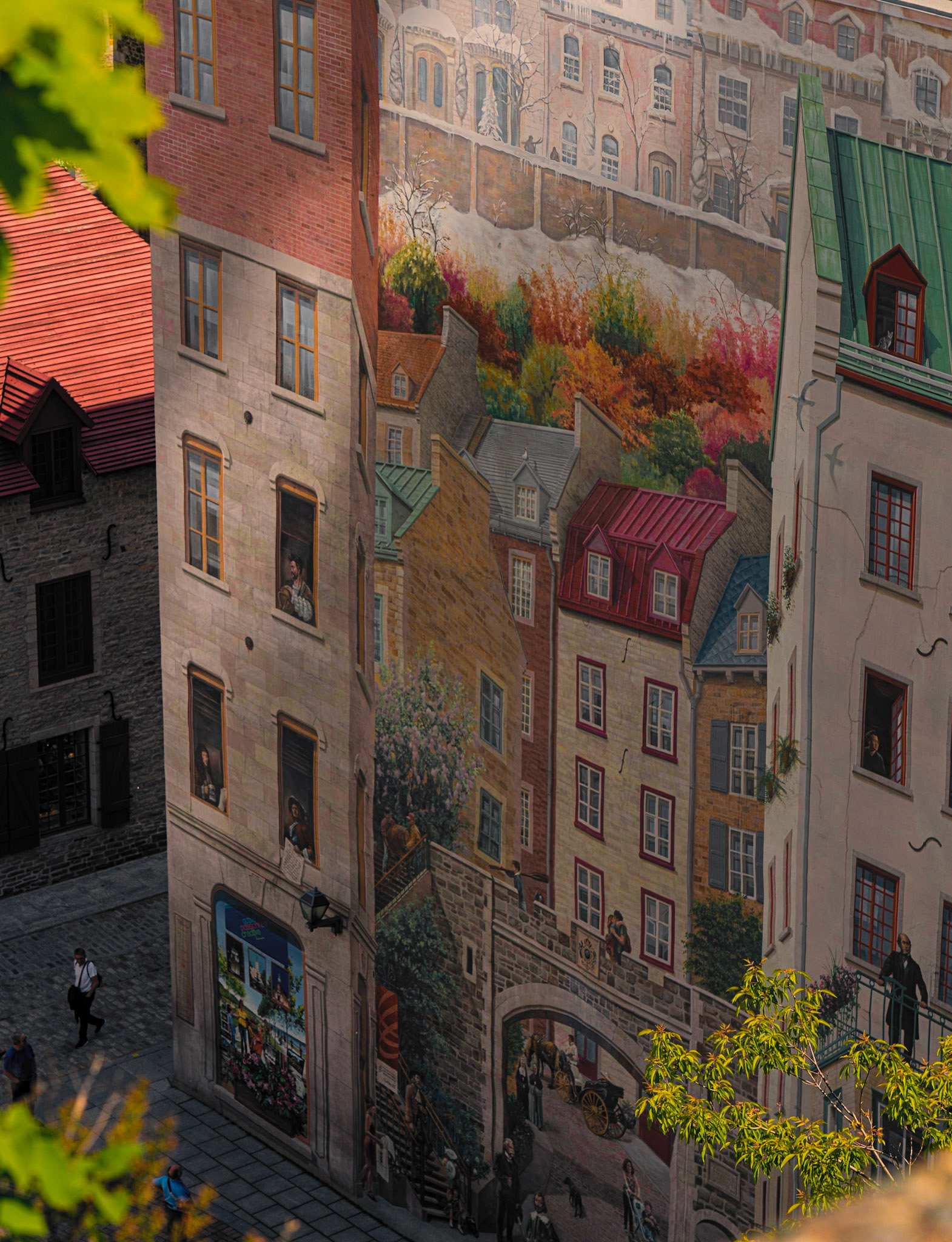 Fresque des Québécois on Côte de la Montagne.