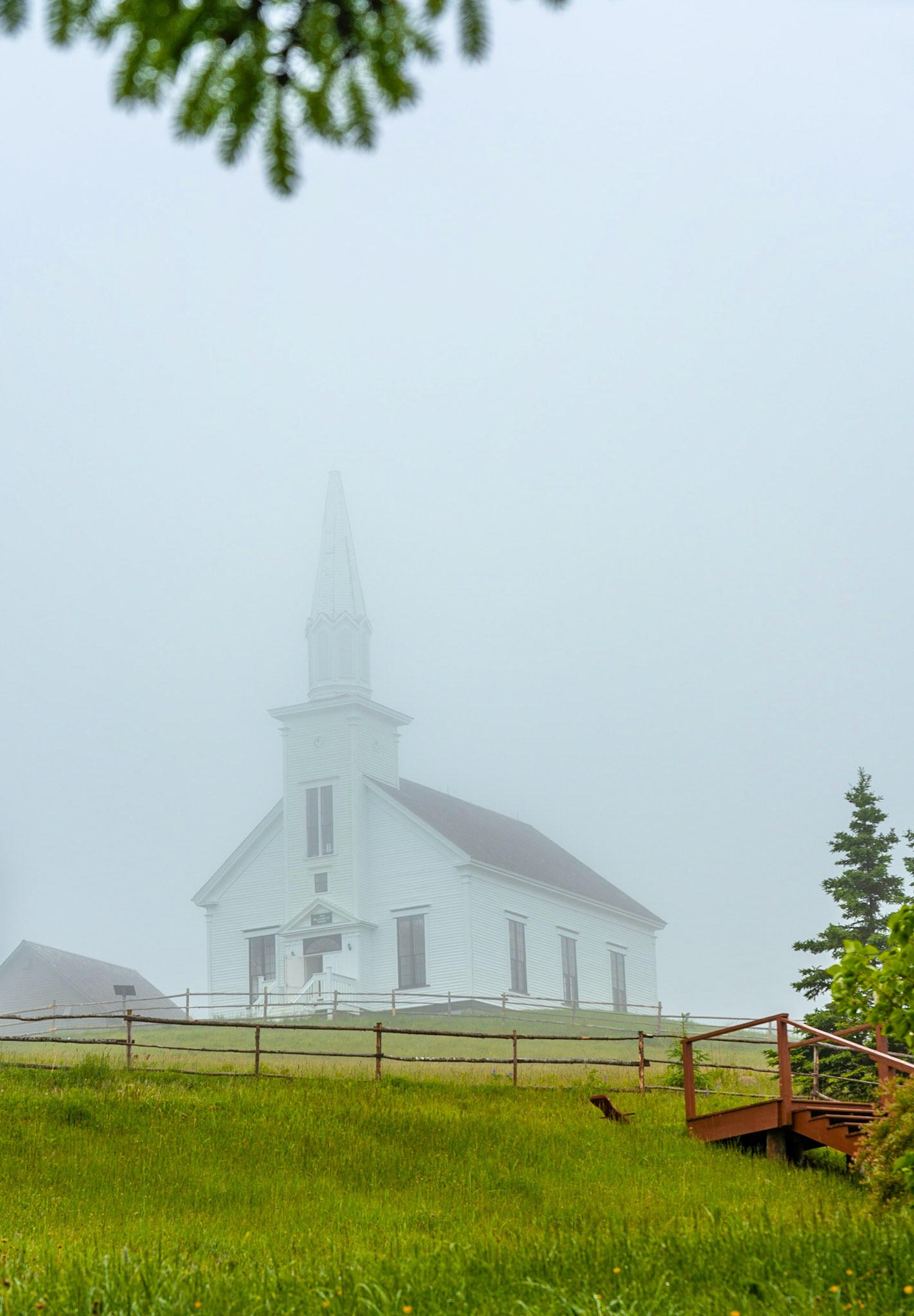 Lots of white churches, all look siminlar.