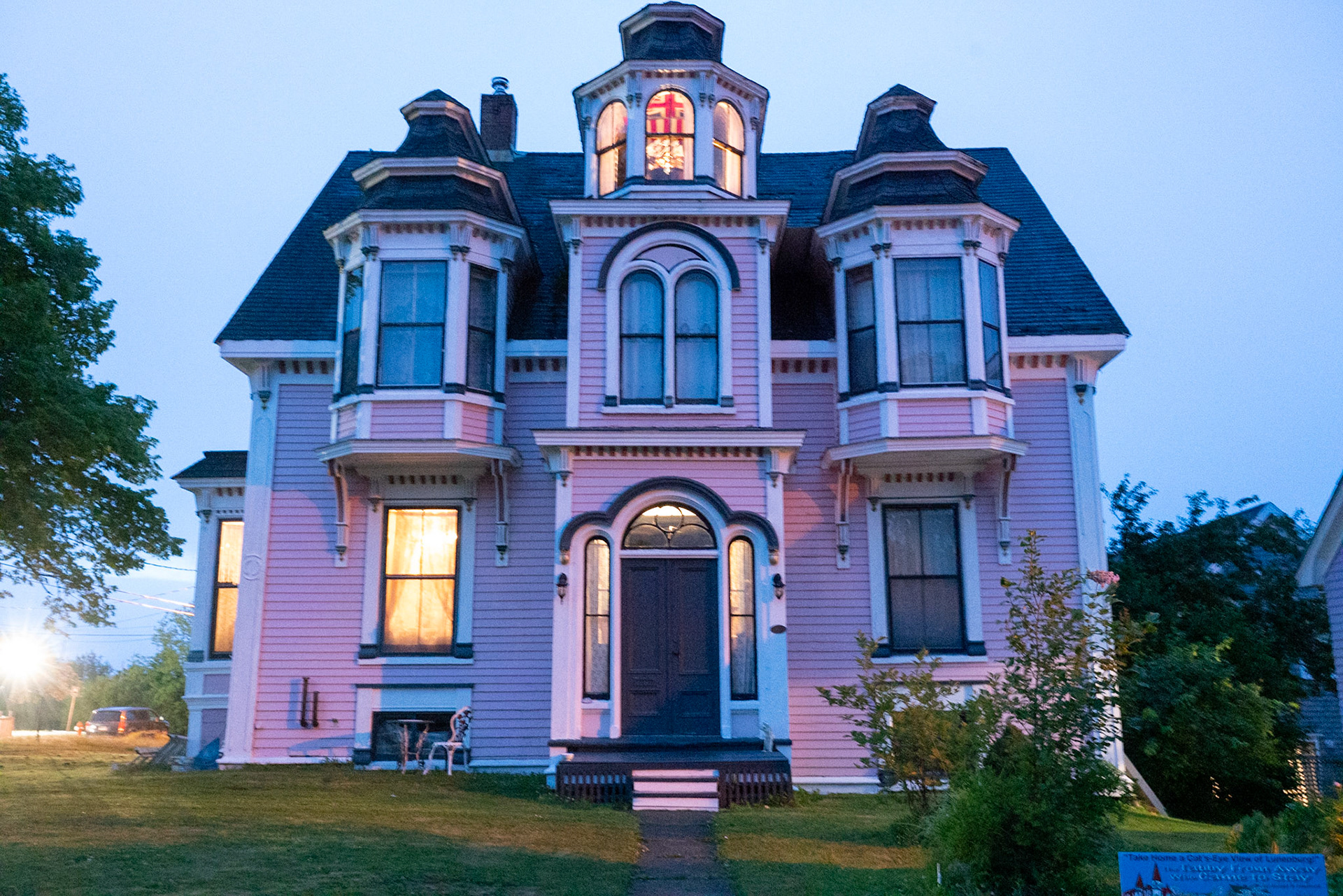 Night tour of haunted houses/
