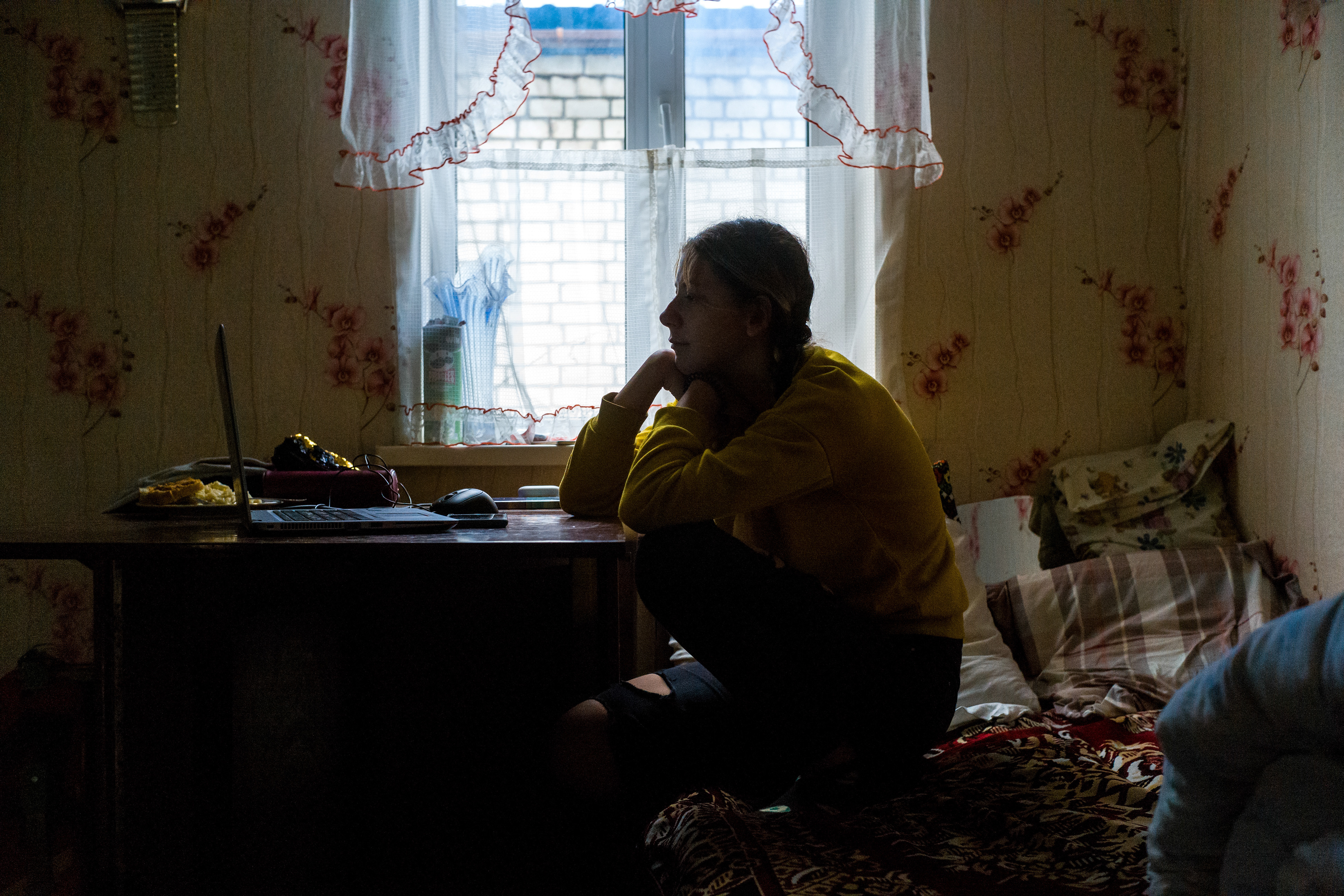 Aujourd’hui je vous parle de ma rencontre au village Novyi Bykiv de la famille d’Oxana, venue en France lors des premières attaques Russes contre l’Ukraine en Mars 2022. Oxana et sa famille sont aujourd’hui retournées dans leur village occupé par les Russes pendant 33 jours, du 13 mars au 17 avril 2022. Sa mère Nadiia est restée durant toute l’occupation dans sa petite maison. Je vous présente Valeyria la fille d’Oxana, étudiante en deuxième année à l’Université Pédagogique, future orthophoniste, en Cours distanciel depuis chez elle, sur son canapé lit à côté du poêle à bois. Début octobre, Oxana et sa famille m’ont accueillie quelques jours dans leur famille. 📸 Photo Patricia Huchot-Boissier / Ukraine, Novyi Bykiv le 05 octobre 2022 ➡️ #Ukraine #Etudiante #orthophoniste #guerre #etudes #photography #femmephotographe #photodocumentaire #press #presse #photographie #revuepic #leicawomenfotoproject #leicawomen #myleicaphoto