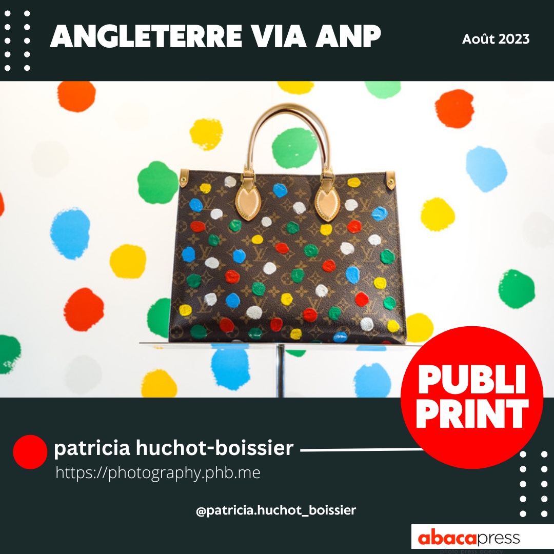 Août 2023 - Un sac de Yayoi Kusama dans le magasin Louis Vuitton Maison Champs Elysées