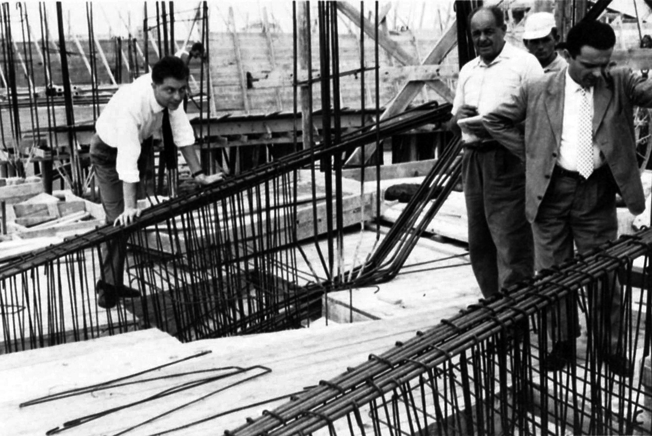 Enrico Villani sul cantiere dell’Istituto Agrario - 1958