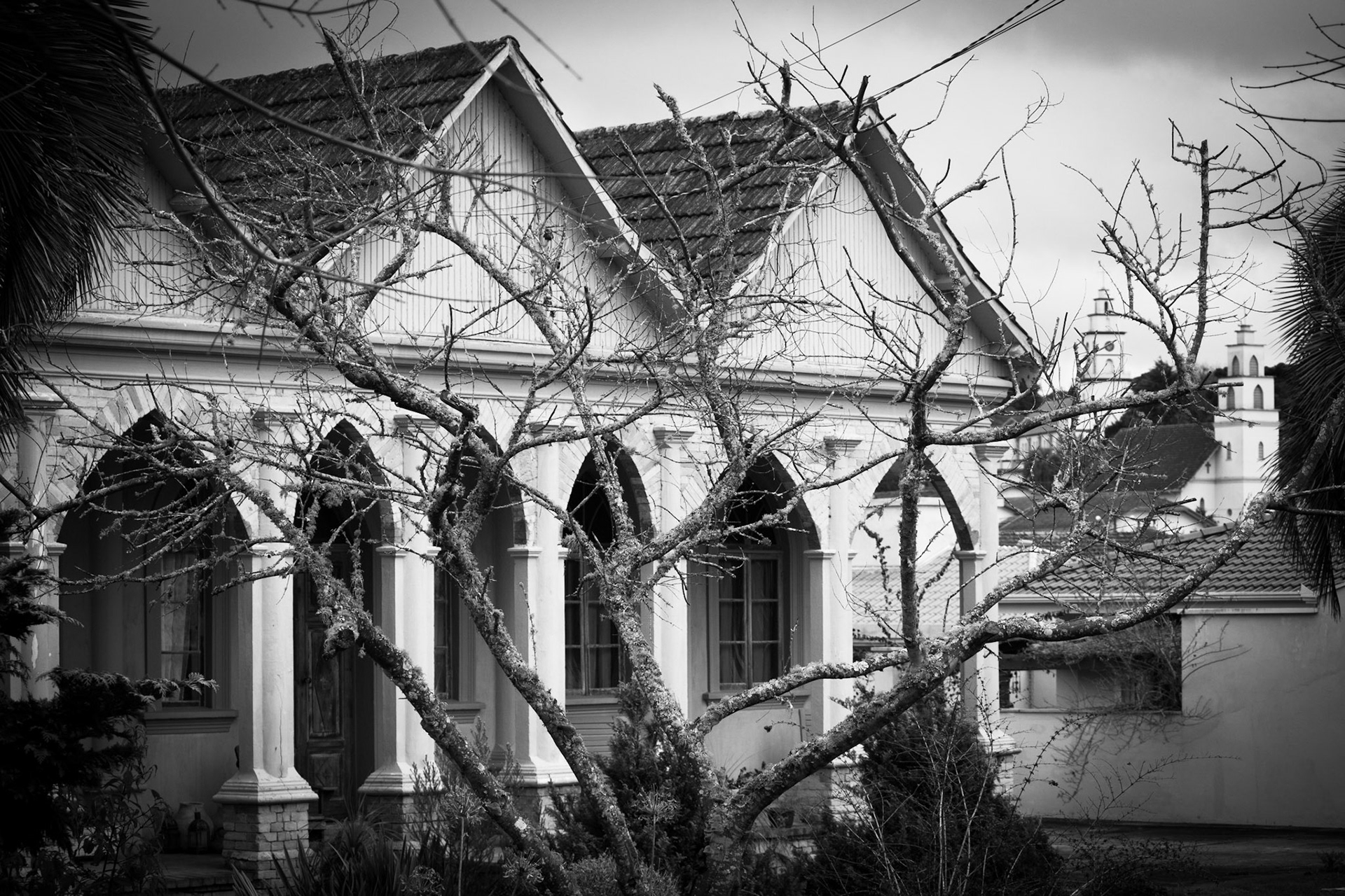 Para quem caminha pelas ruas do centro da pequena e bonita cidade de Campo Alegre, em Santa Catarina, não há como não reparar nesta antiga casa, um misto de arquitetura religiosa com residência. Não consegui encontrar na Internet algum histórico dessa obra.