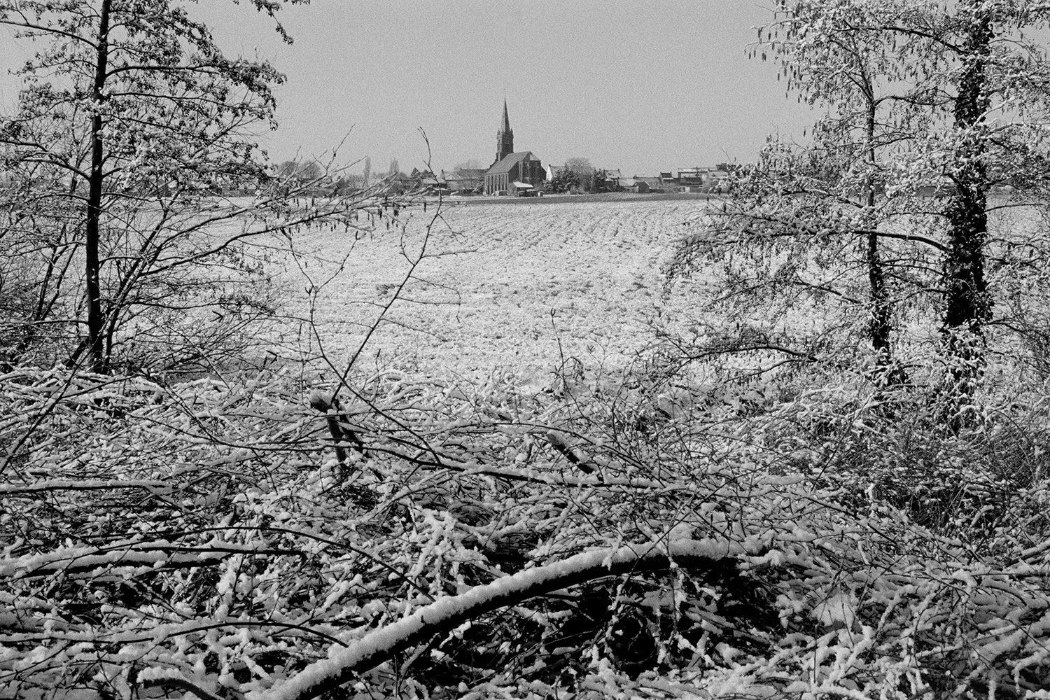 2001 - Abele - Parochiekerk Onze-Lieve-Vrouw Onbevlekt Ontvangen vanuit het Abelestationsplein
