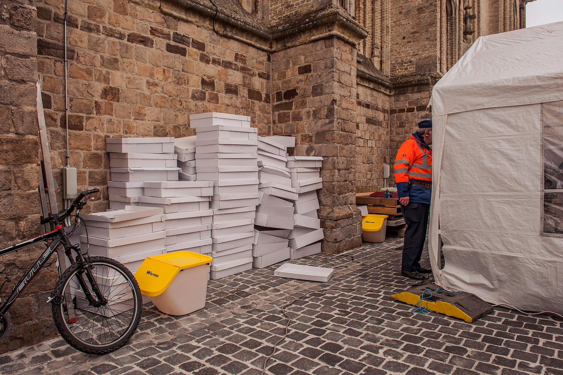 2012 - Poperinge - Carnaval - Vismarkt - Kindercarnaval met gratis chocoladekoeken