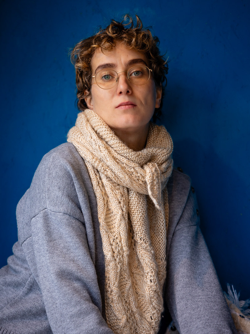 Maria, Fotografin aus Aachen, im Porträt bei natürlichem Licht. Foto von Markus Meierhöfer.