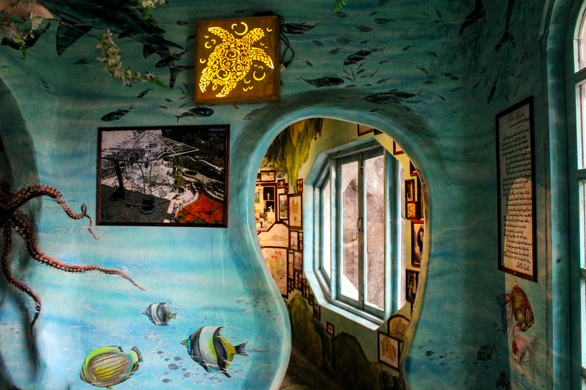 Trippy Underwater Room