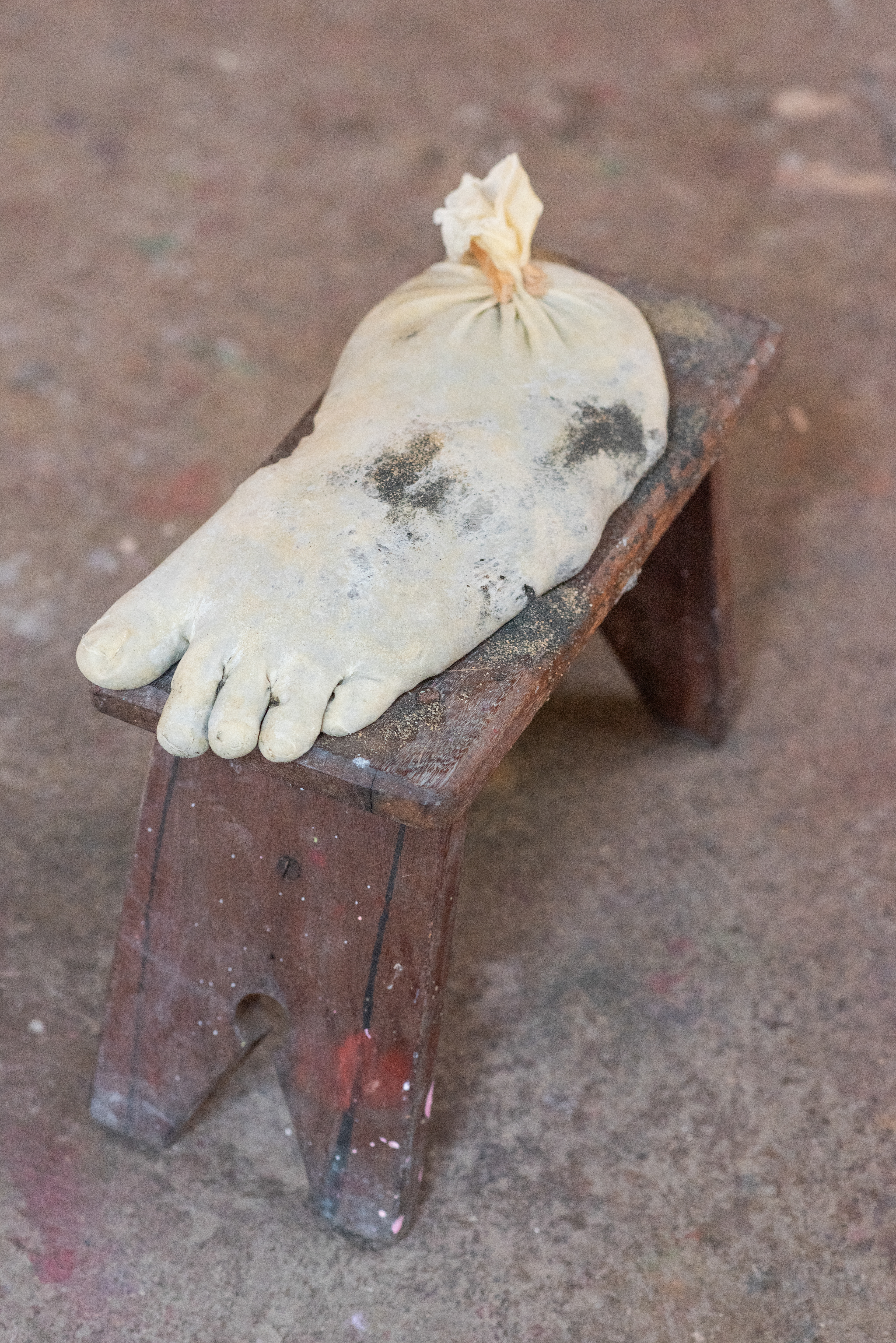 Tabby Li - Upstage​ (2024) - Found object, latex, sand & clothes peg - 27 x 38 x 21 cm