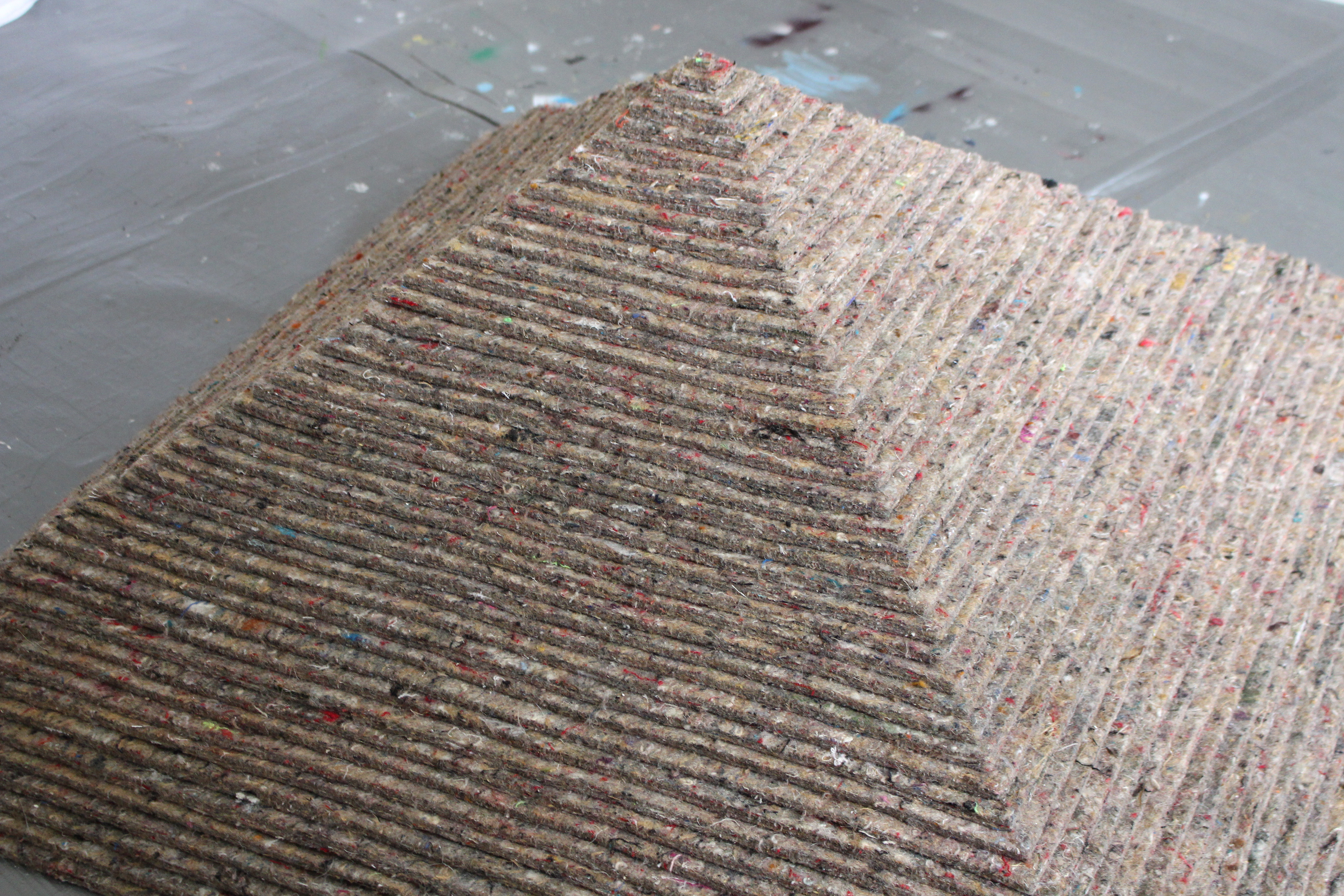 Galen Riley - "Elevated Underlay" - 2022 - Recycled fibre  carpet underlay, pin - 118 x 118 x 59 cm - (detail)