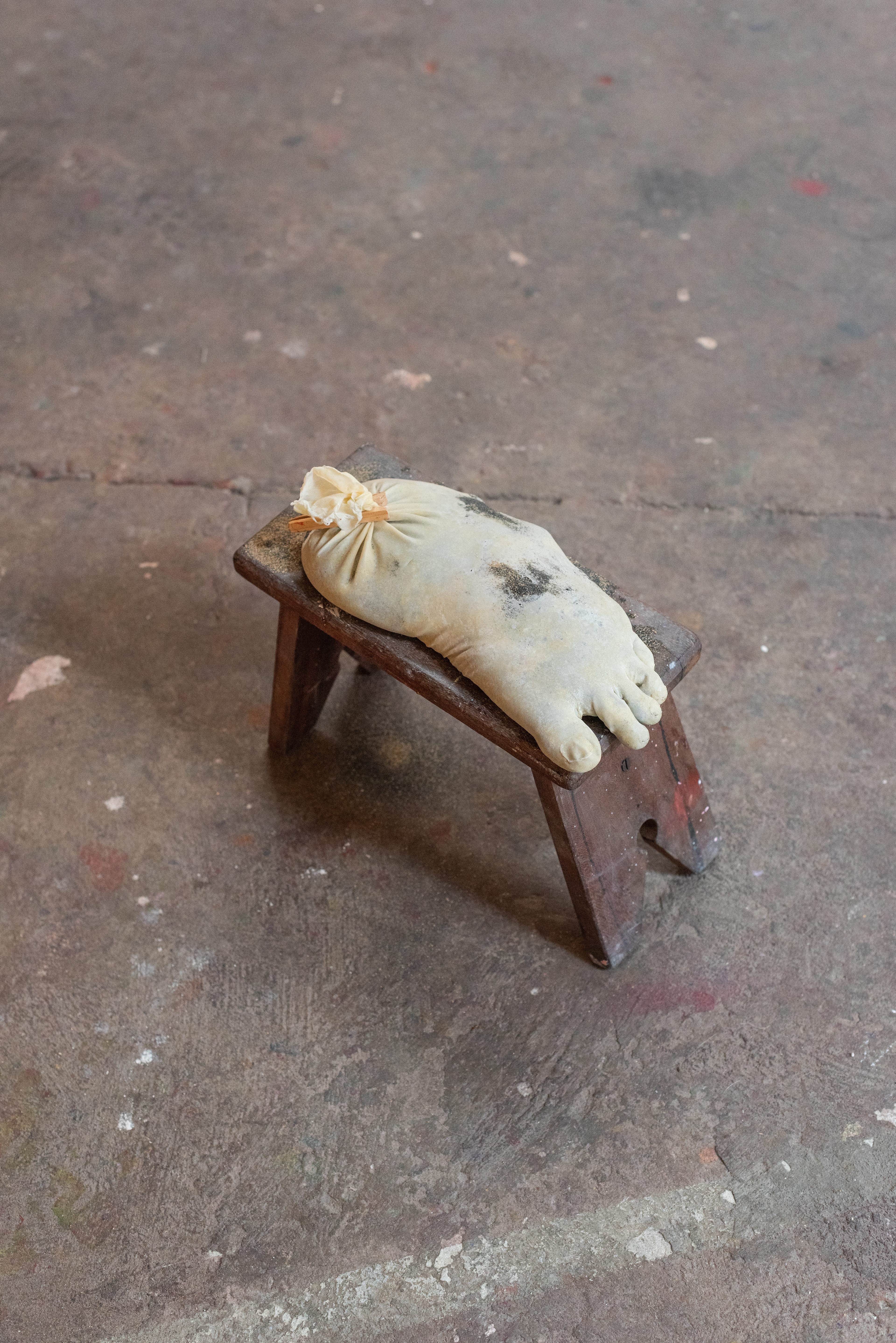 Tabby Li - Upstage (2024) - Found object, latex, sand & clothes peg - 27 x 38 x 21 cm