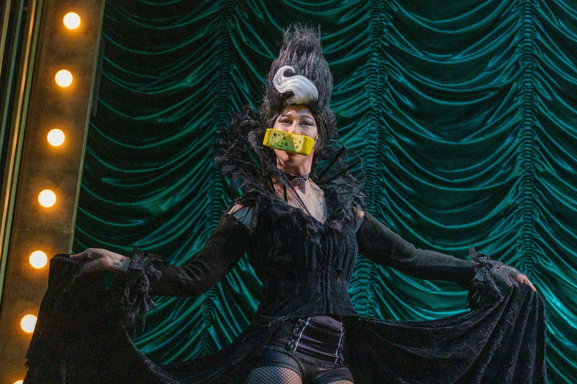 szerző: darab, színház, város, 2024/12/18   photo credit mandatory