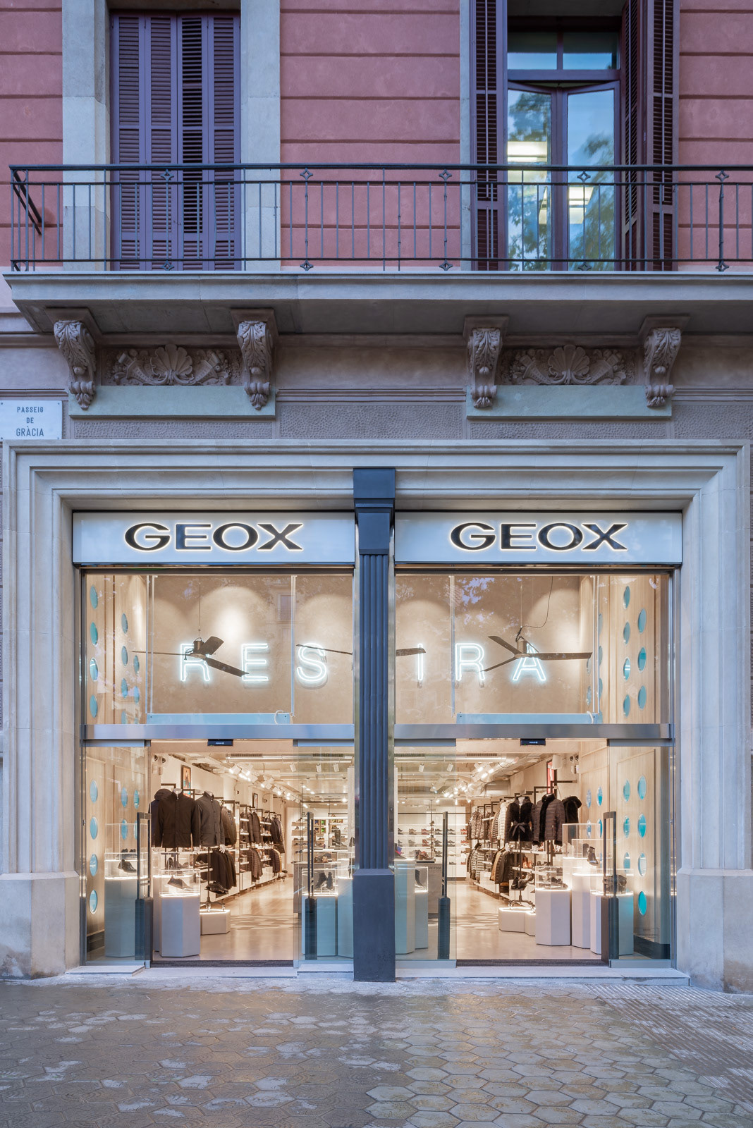 cobertura subterráneo Abolido Pau Guerrero - New Geox Store in Passeig de Gracia, Barcelona