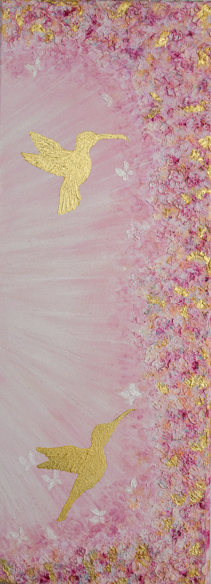 The Rose Garden (2024) 30x80 cm Hinta: 110€ Lyhyt kuvaus: Tekstuuri kukka/kolibri maalaus väreinä pinkki,valkoinen,okra, hiukan vihreää ja lehtikulta. Taulussa on käytetty tekstuuria, lehtikultaa ja helmiäismaalia tuomaan kauniita yksityiskohtia. Maalaus on tehty laadukkaaseen syväreunaiseen pohjaan.Teos jatkuu reunoihin asti tekstuurin ja yksityiskohtien kanssa, joten sitä ei tarvitse kehystää. Suojattu Vernissalla. Reunat viimeistelty ja ripustusvalmis. Kaikissa töissäni on tyytyväisyys/sovitus takuu. Lisäkuvia lähetän mielelläni. Taulu voidaan postittaa