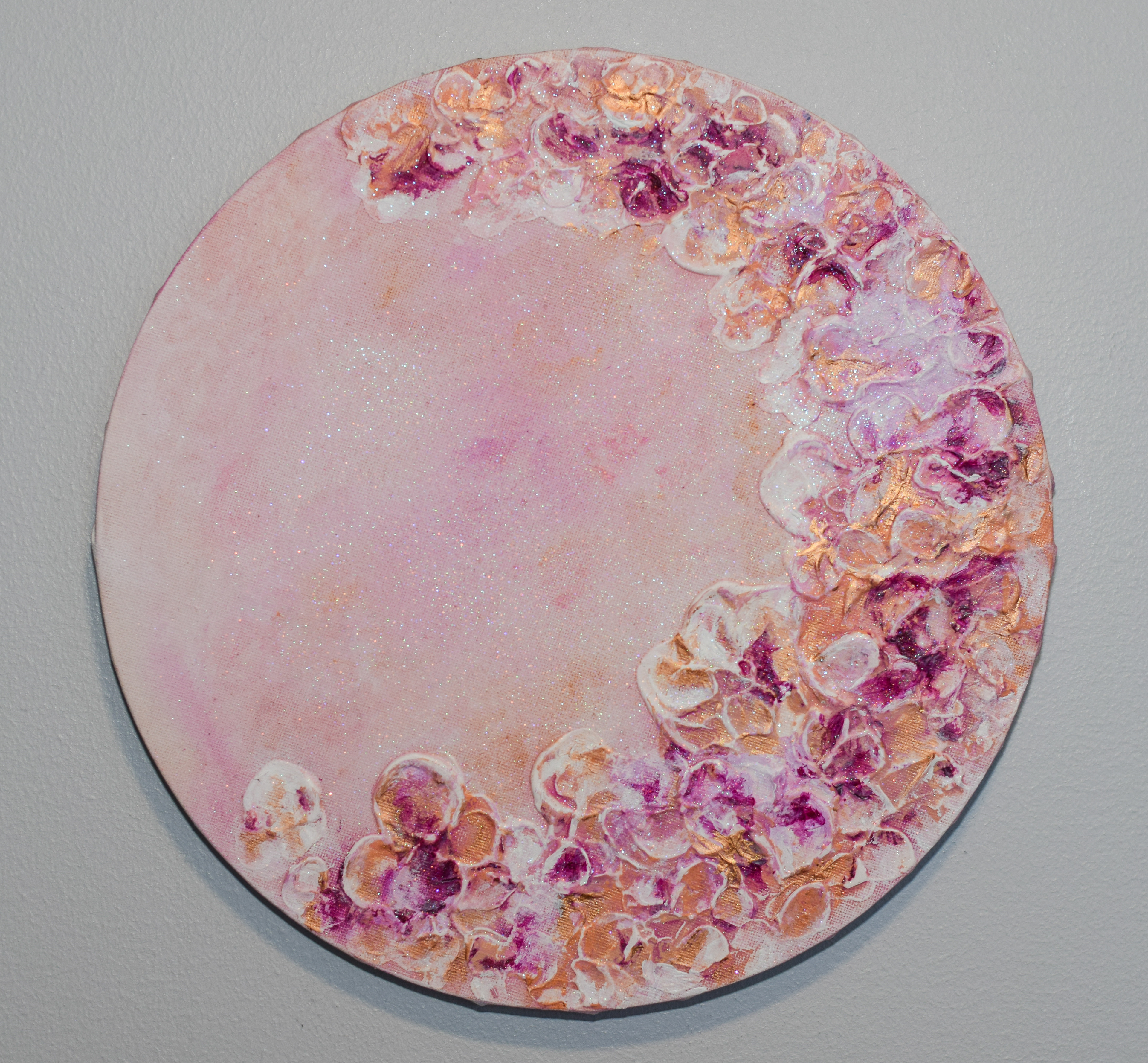 Love at first sight II (2024) 30x30 cm Hinta: 55€ Lyhyt kuvaus: Tekstuuri kukkamaalaus väreinä pinkki,valkoinen,okra ja pronssi. Taulussa on käytetty tekstuuria ja helmiäismaalia tuomaan kauniita yksityiskohtia. Suojattu Vernissalla. Reunat viimeistelty ja ripustusvalmis. Kaikissa töissäni on tyytyväisyys/sovitus takuu. Lisäkuvia lähetän mielelläni. Taulu voidaan postittaa.