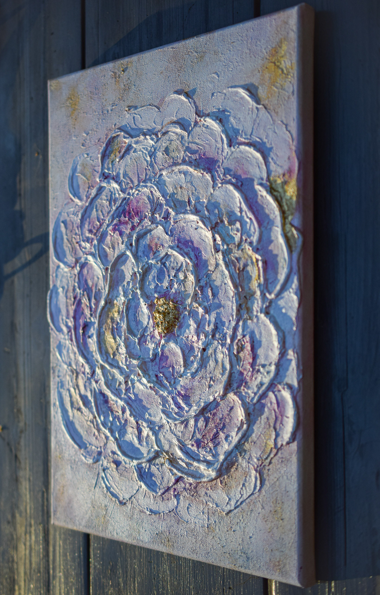 Rosy Dreams II (2024) 40x30 cm Hinta: 60€ Lyhyt kuvaus: Tekstuurilla pohjalla tehty ruusu aiheinen maalaus väreinä: pinkki,valkoinen,kulta, violetti. Taulussa on käytetty tekstuuria ja helmiäismaalia tuomaan kauniita yksityiskohtia sekä viimeistelty lehtikullalla. Taulu voidaan sijoittaa pystyyn tai vaakaan. Singeeraus takana. Suojattu Vernissalla. Reunat viimeistelty ja ripustusvalmis. Kaikissa töissäni on tyytyväisyys/sovitus takuu. Lisäkuvia lähetän mielelläni. Taulu voidaan postittaa.