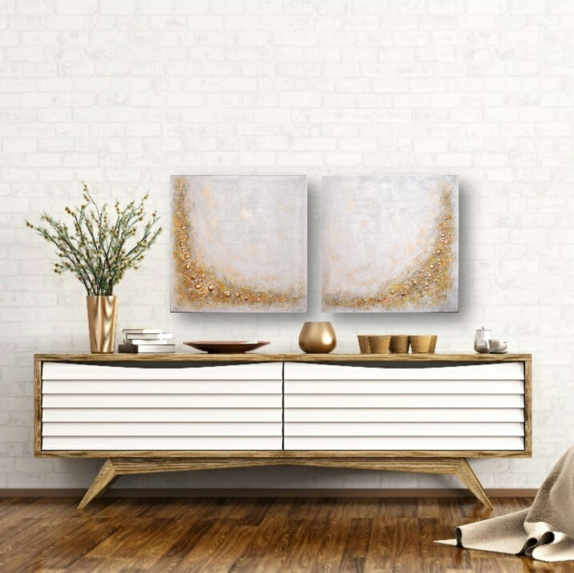 Golden sands III ja IV MYYTY (2022) 80x40 cm Lyhyt kuvaus: Kultainen hiekkaranta aiheiset teokset. (2x 40x40x2 cm). Teoksissa on käytetty luonnon hiekkaa, kiviä ja kerättyjä tyhjiä simpukan kuoria. Koristeltu helmiäismaalilla, lehtikullalla. Suojattu Vernissalla. Reunat viimeistelty ja ripustusvalmis. Singeeraus on takana.