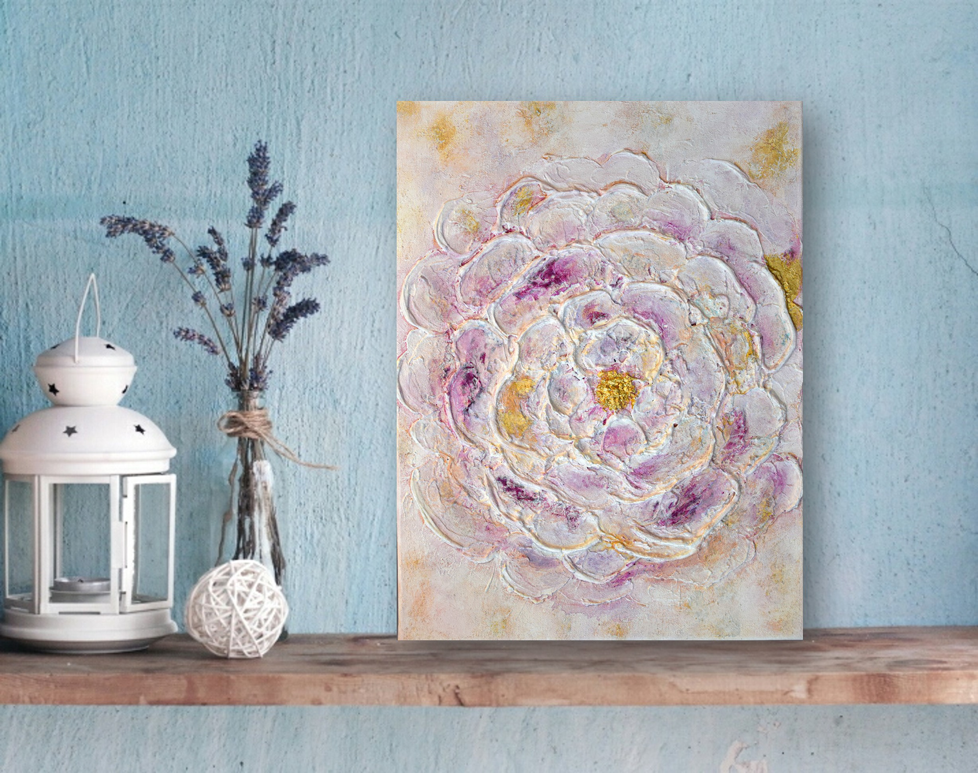 Rosy Dreams II (2024) 40x30 cm Hinta: 60€ Lyhyt kuvaus: Tekstuurilla pohjalla tehty ruusu aiheinen maalaus väreinä: pinkki,valkoinen,kulta, violetti. Taulussa on käytetty tekstuuria ja helmiäismaalia tuomaan kauniita yksityiskohtia sekä viimeistelty lehtikullalla. Taulu voidaan sijoittaa pystyyn tai vaakaan. Singeeraus takana. Suojattu Vernissalla. Reunat viimeistelty ja ripustusvalmis. Kaikissa töissäni on tyytyväisyys/sovitus takuu. Lisäkuvia lähetän mielelläni. Taulu voidaan postittaa.