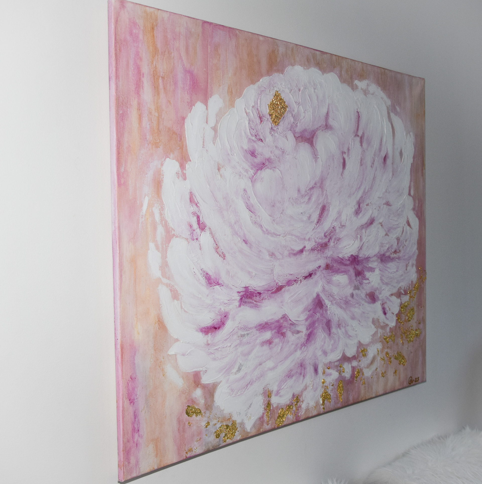For the love of Peonies (2025) 80x100 cm Hinta: 220€ Tekstuuri abstrakti Pioni kukkamaalaus väreinä pastelli roosa, valkoinen, okra ja kulta. Taulussa on käytetty lehtikultaa, tuomaan kauniita tekstuurisia kultaisia yksityiskohtia. Lisäksi taulussa on runsaasti kimaltavaa helmiäistä. Myydään ilman kehyksiä. Suojattu Vernissalla. Reunat viimeistelty ja ripustusvalmis. Signeeraus taulun reunassa ja takana. Kaikissa tauluissani on sovitus/ tyytyväisyys takuu.