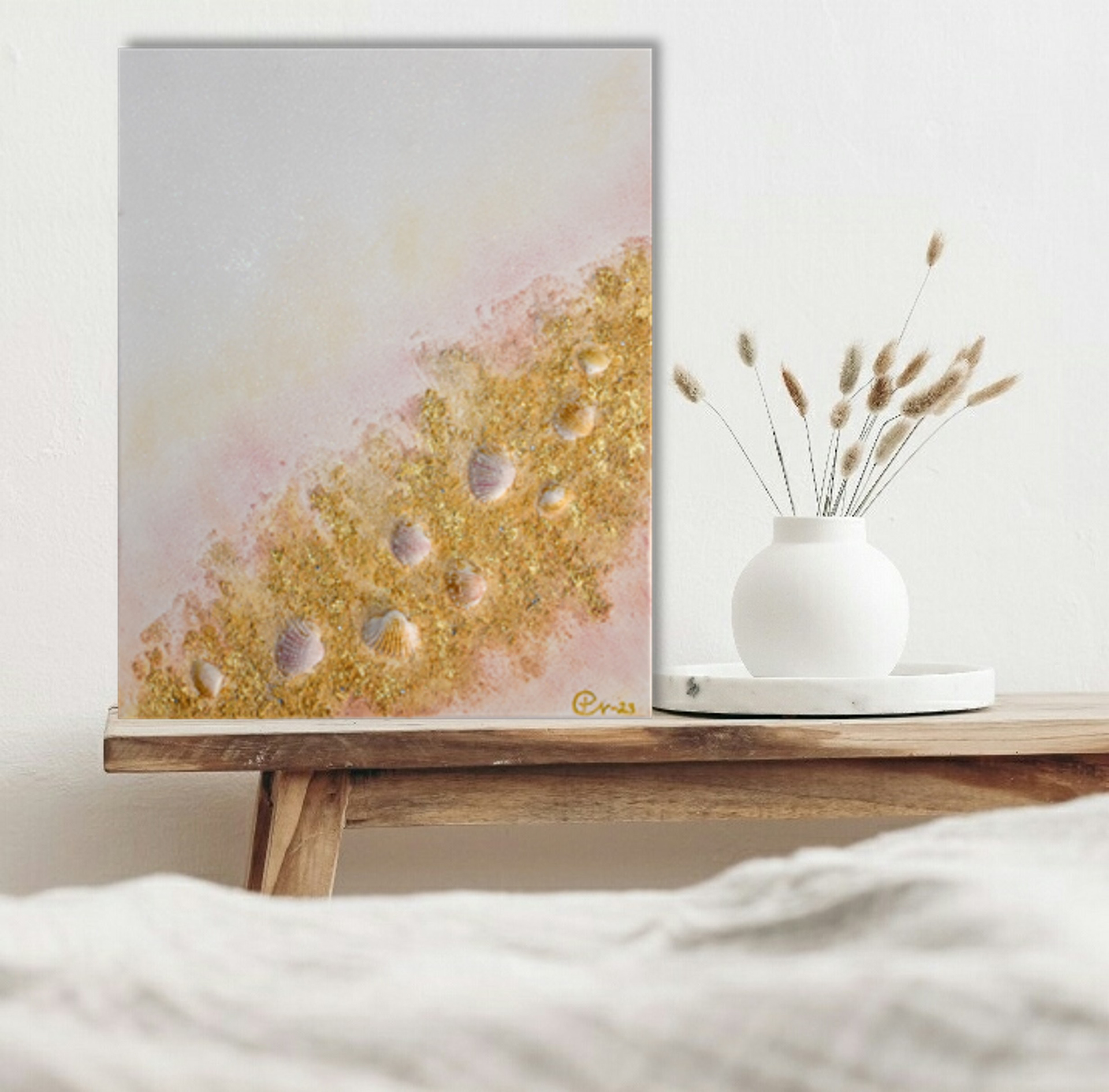 Crystal beach MYYTY (2023) 50x40 cm Lyhyt kuvaus: Kristallinen hiekkaranta simpukoilla aiheinen teos. Teoksessa on käytetty luonnon hiekkaa, kiviä ja kerättyjä tyhjiä simpukan kuoria. Koristeltu helmiäismaalilla, lehtikullalla sekä pienillä jalokivisomisteilla. Suojattu Vernissalla. Reunat viimeistelty ja ripustusvalmis. Singeeraus on takana.
