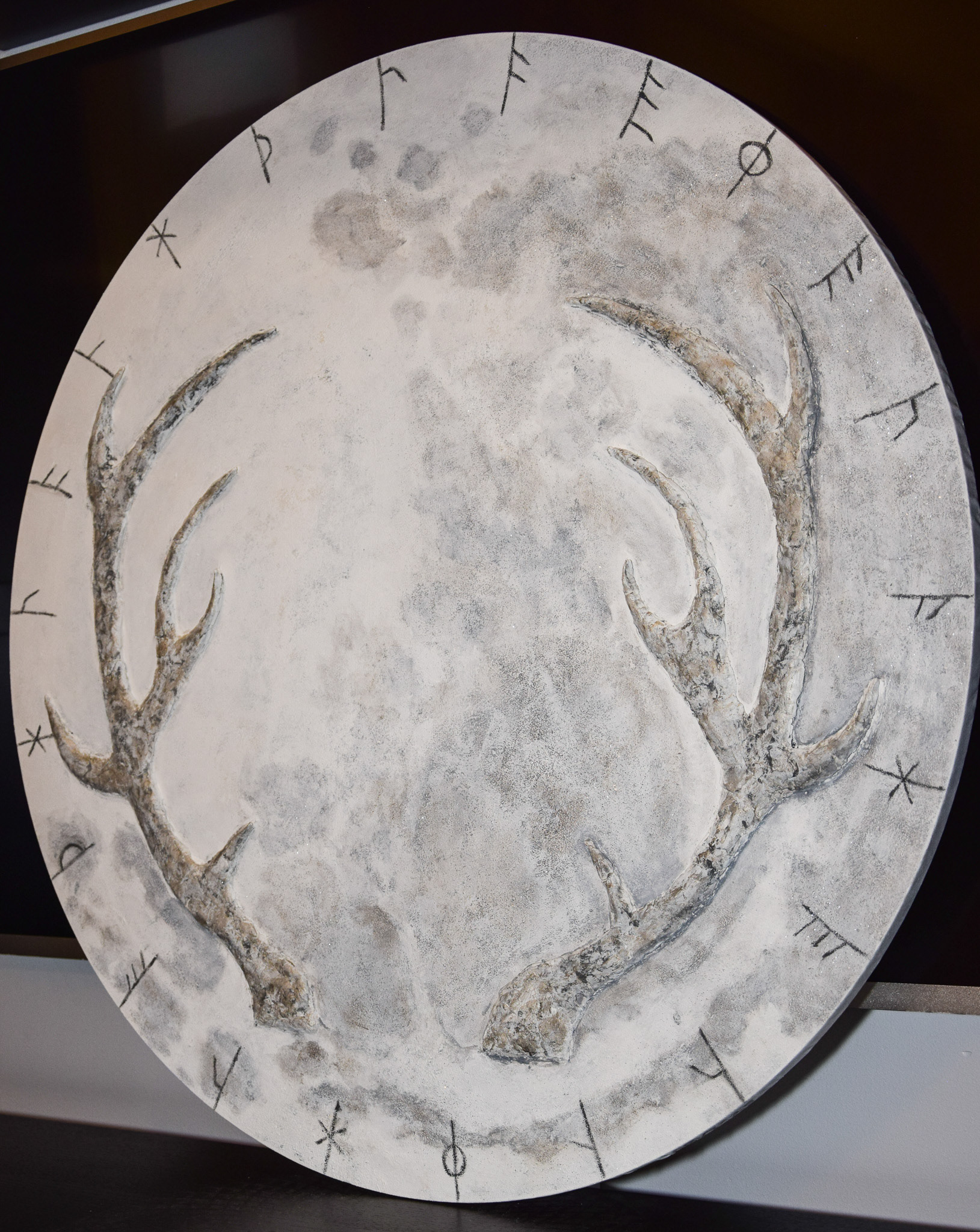 Mystical Lapland (2025) 76x76 cm Hinta 200€ Tekstuuri pyöreä täysikuu, jossa tekstuuripastalla tehty poronsarvet ja reunoja koristaa muinainen Saamelais symbolismi. Teoksessa on vahva energia, joka kuvastaa Lapin mystisyyttä. Inspiraationa on toiminut Lapin Saamelainen shamanismi. Väreinä hopea,valkoinen,harmaa ja hiekka. Taulussa on käytetty muovailupastaa poronsarvissa tuomaan niihin aidon vaikutelman, sekä taulun pinnassa on tekstuurisia yksityiskohtia ja kimallusta. Suojattu Vernissalla. Reunat viimeistelty ja ripustusvalmis. Signeeraus taulun reunassa ja takana.