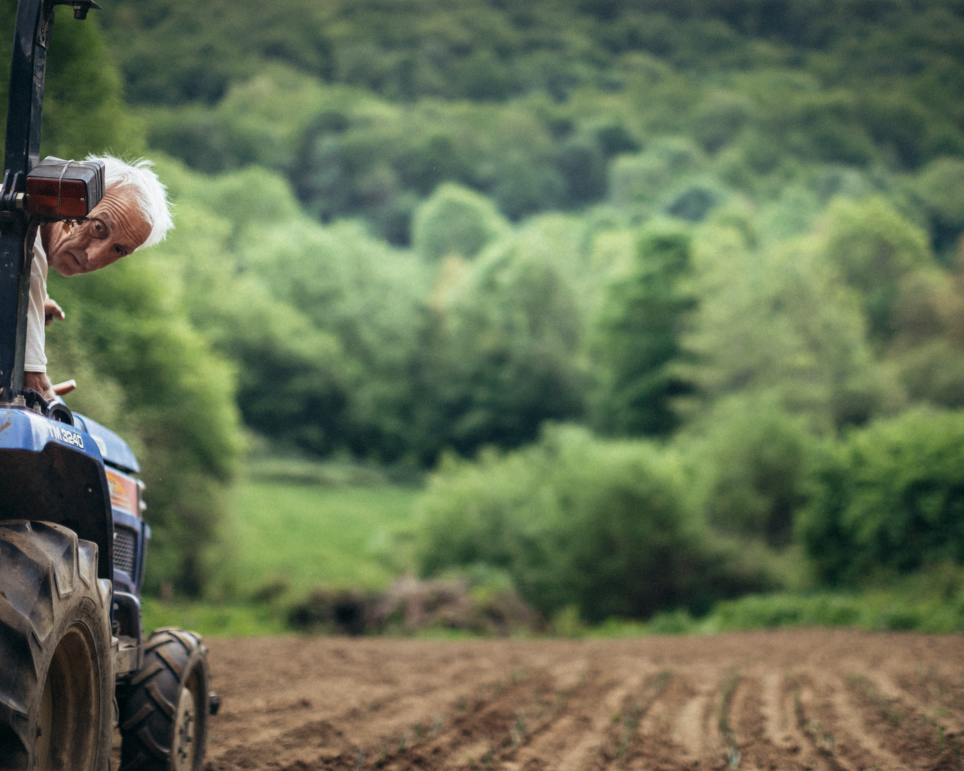 Reportage sur Pierre Daffis, maraîcher, installé à Augirein, dans le Couserans. Pierre travaille sa terre avec les techniques de permaculture.