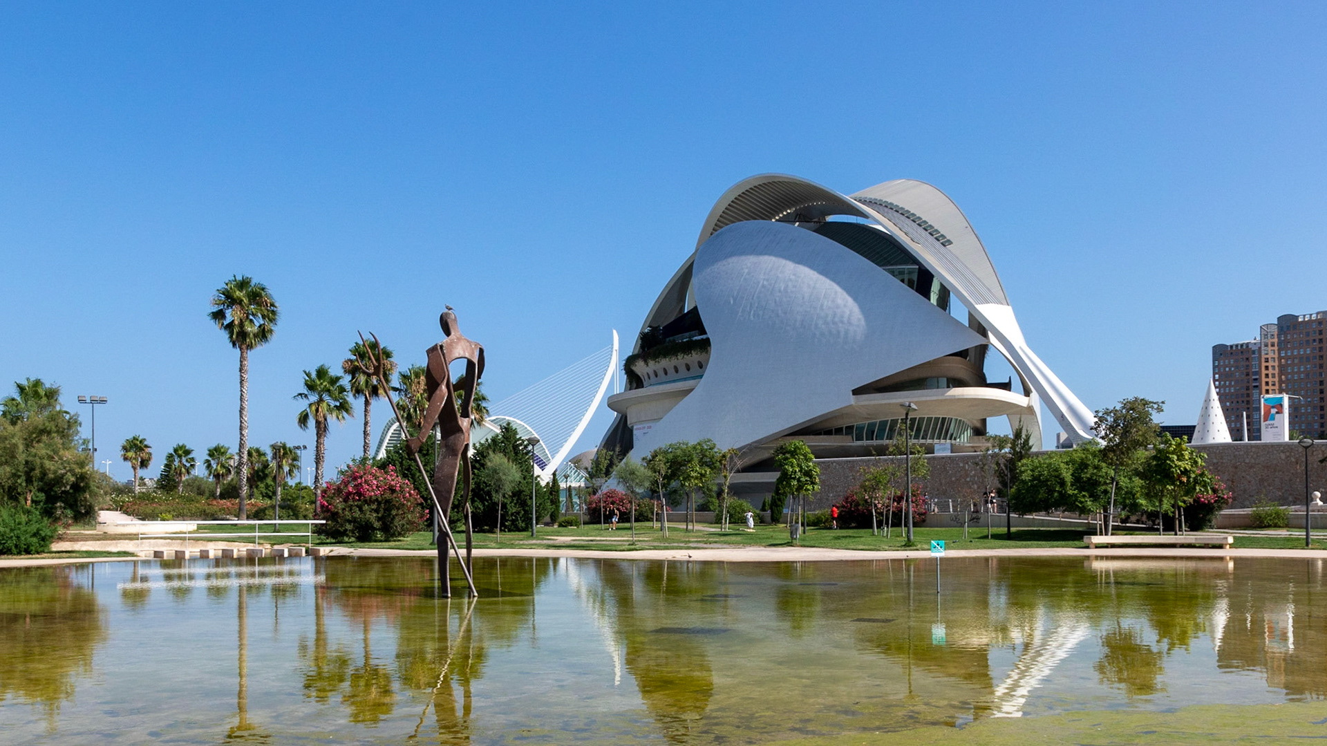 Het Palau de les Arts Reina Sofía gezien vanuit de Jardín del Turia